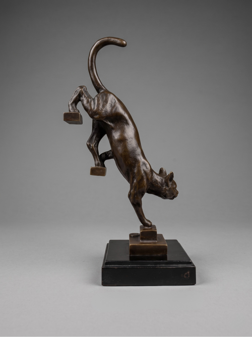 Bronze after De Coux – Cat descending a staircase – 20th-century animal sculpture – 29 cm