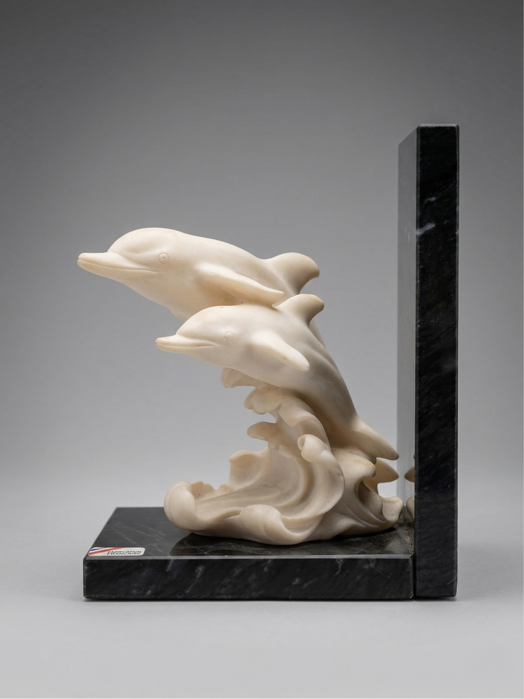Paire de serre-livres dauphins – Résine imitation ivoire & base marbre – Style Art Déco