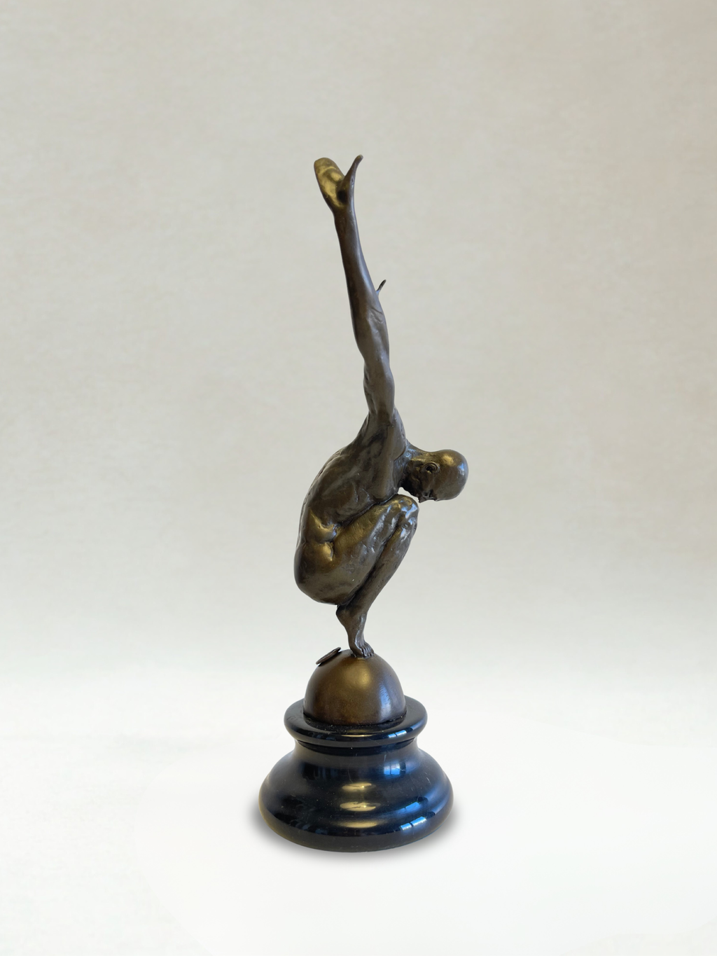 Skulptur im Art-déco-Stil – Balancierender männlicher Akt – Dekorative Bronze – 29 cm