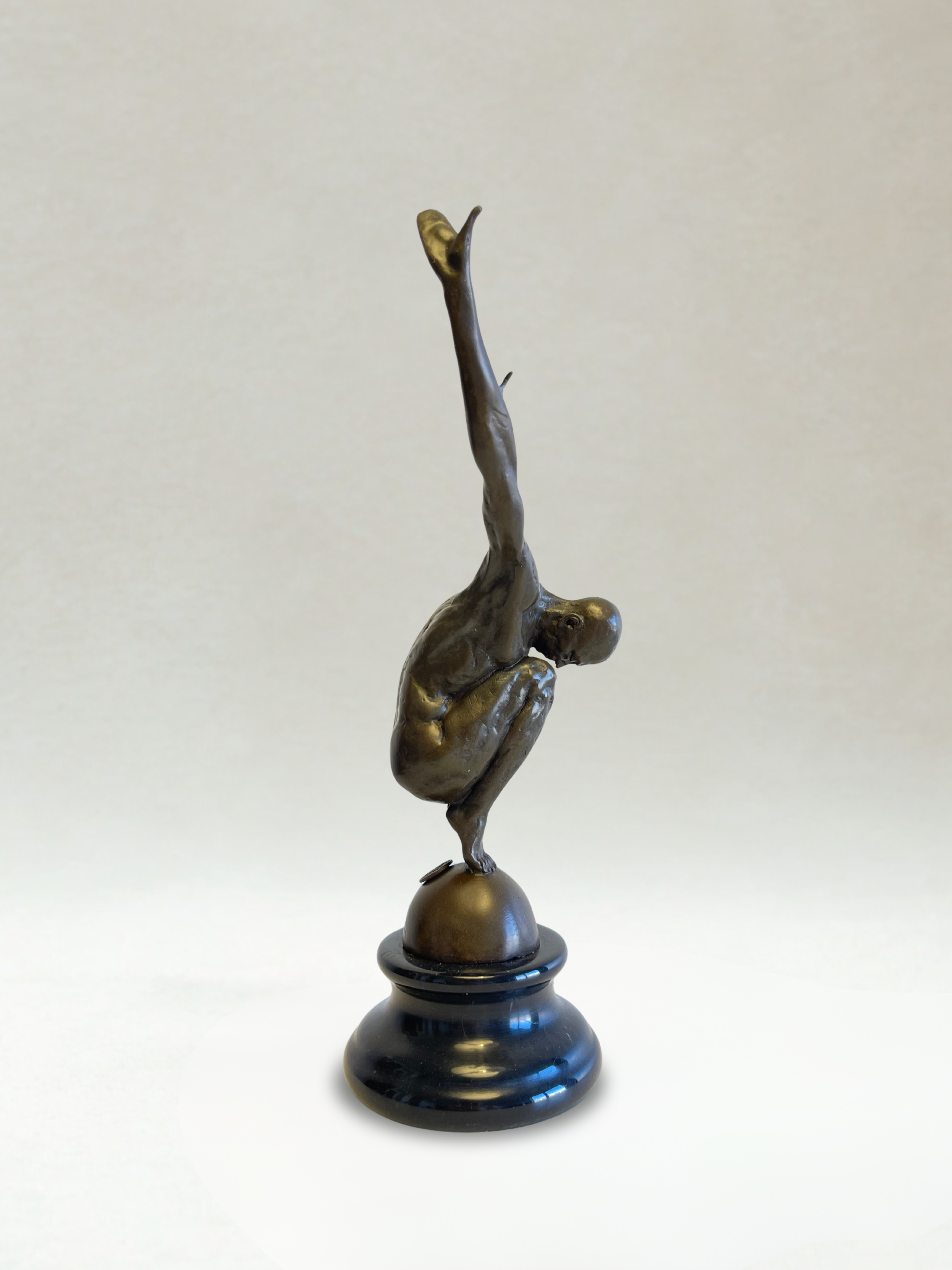 Skulptur im Art-déco-Stil – Balancierender männlicher Akt – Dekorative Bronze – 29 cm