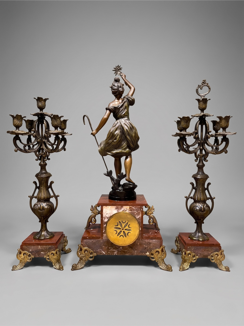 Grande garniture de cheminée Napoléon III en marbre rouge et régule patiné signée Guillemin – pendule & candélabres XIXe