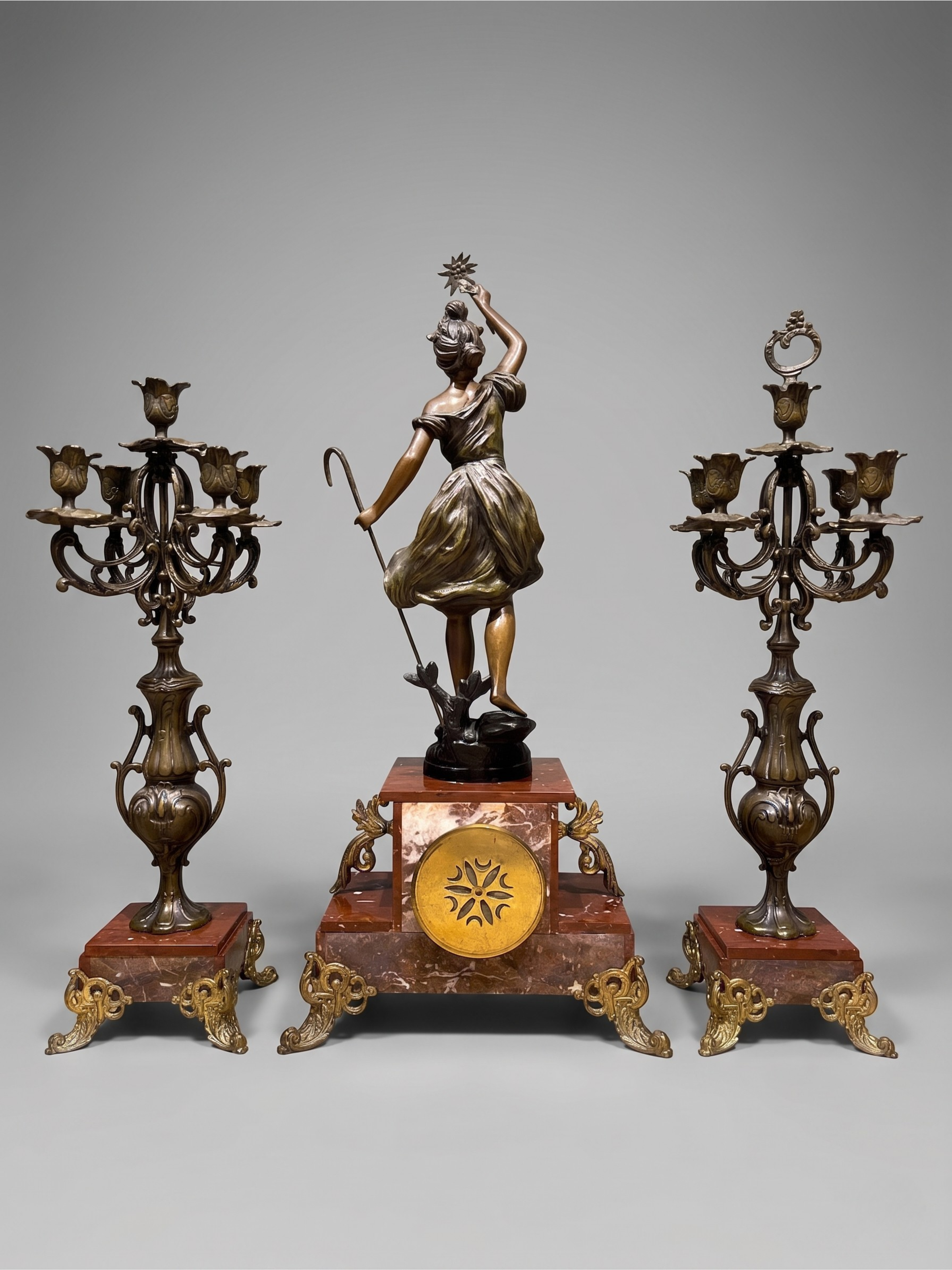 Grande garniture de cheminée Napoléon III en marbre rouge et régule patiné signée Guillemin – pendule & candélabres XIXe