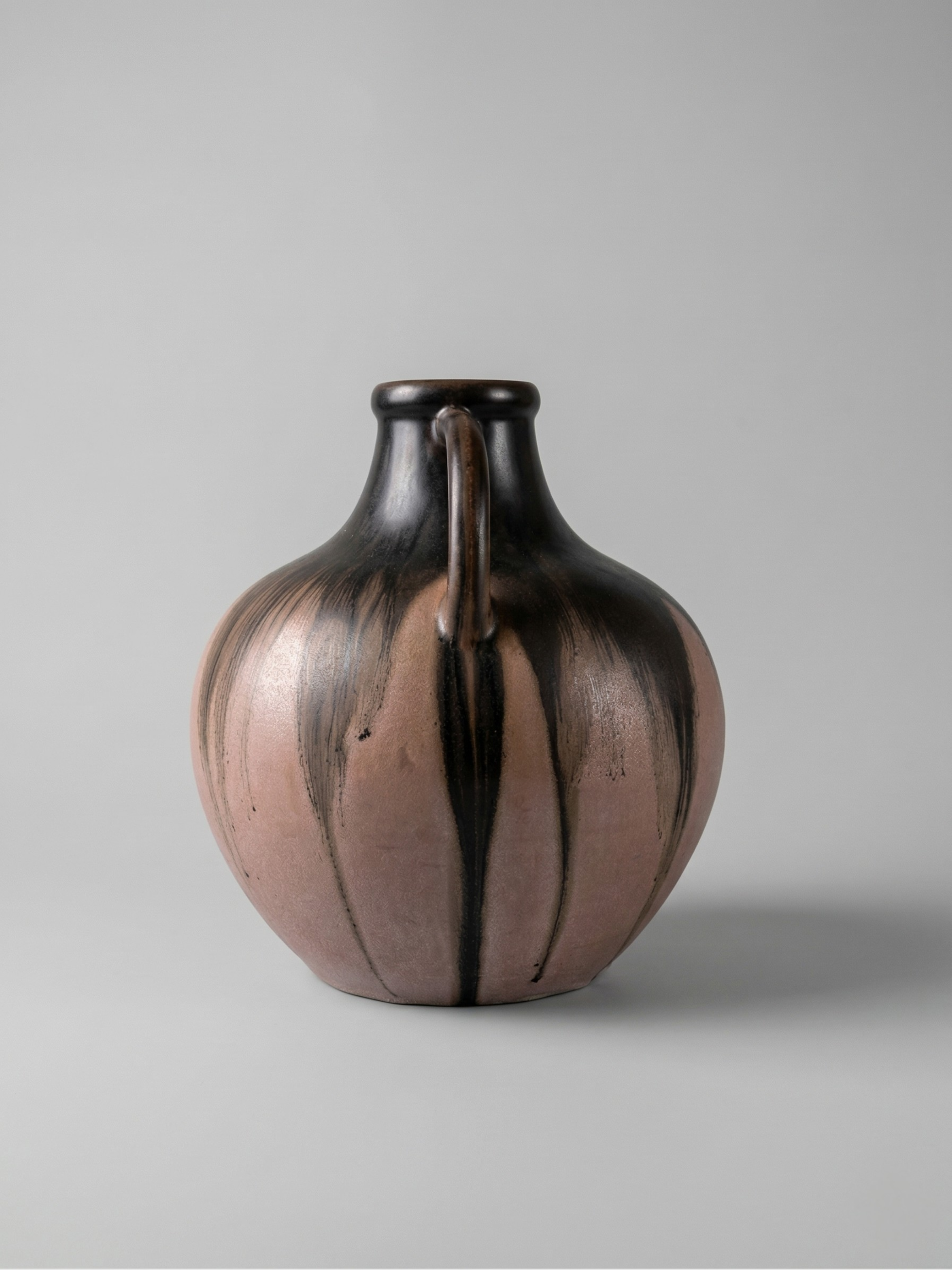 Vase aus Steinzeug, signiert Méténier, Doppelhenkel, rosa und schwarz geflammte Glasur – 22 cm