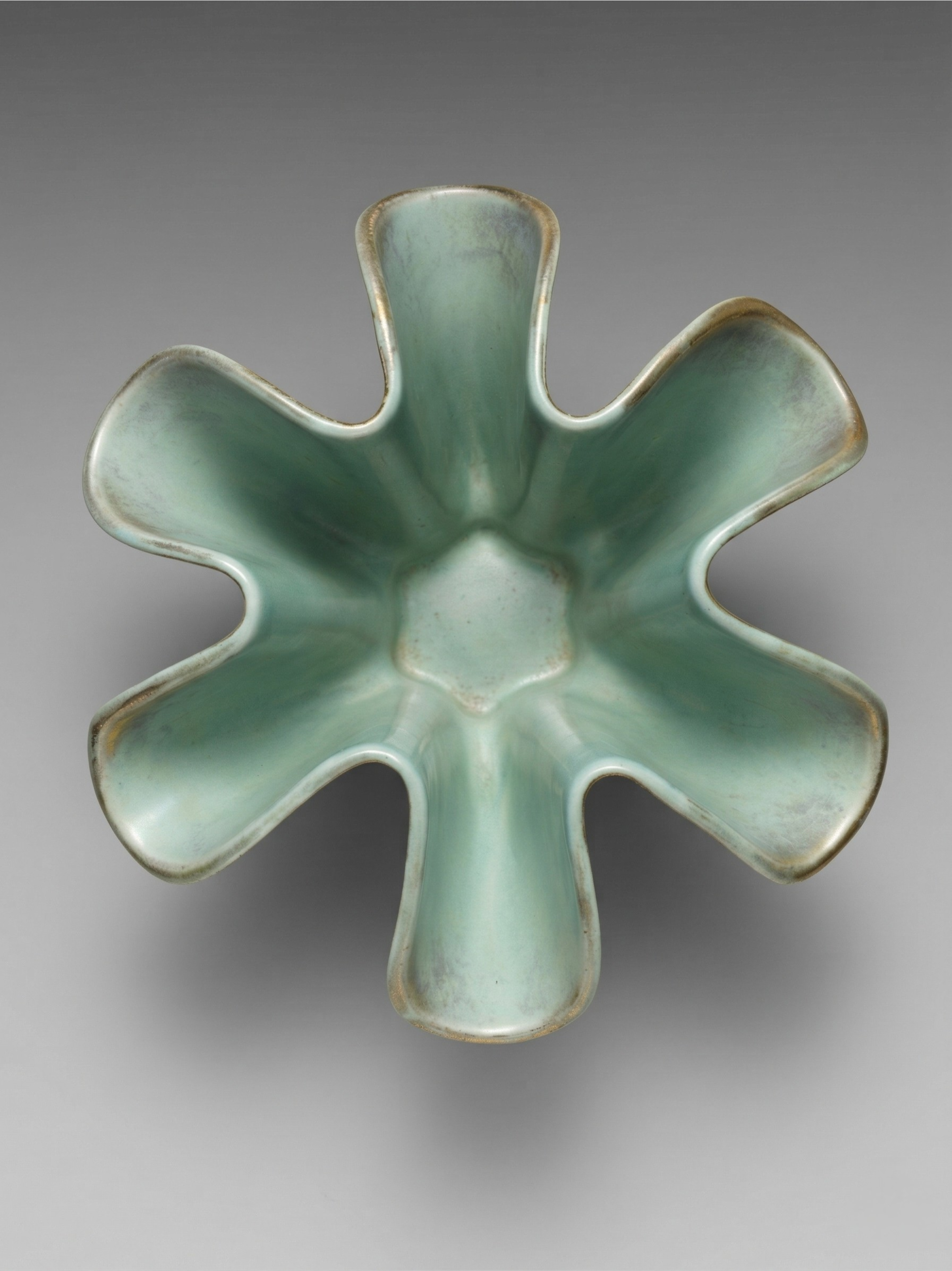 Keramikvase B. Letalle Saint-Clément – Modell 9005 – Seladongrün – skulpturales Design – 1950er/60er Jahre – 17 cm