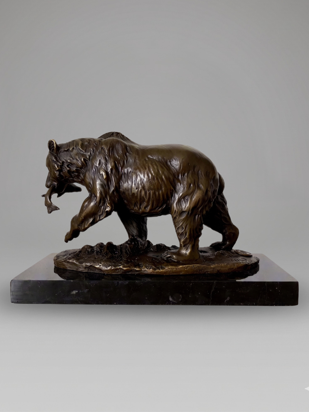 Sculpture animalière d’ours au poisson en bronze patiné signée Milo sur socle noir – style XIXe