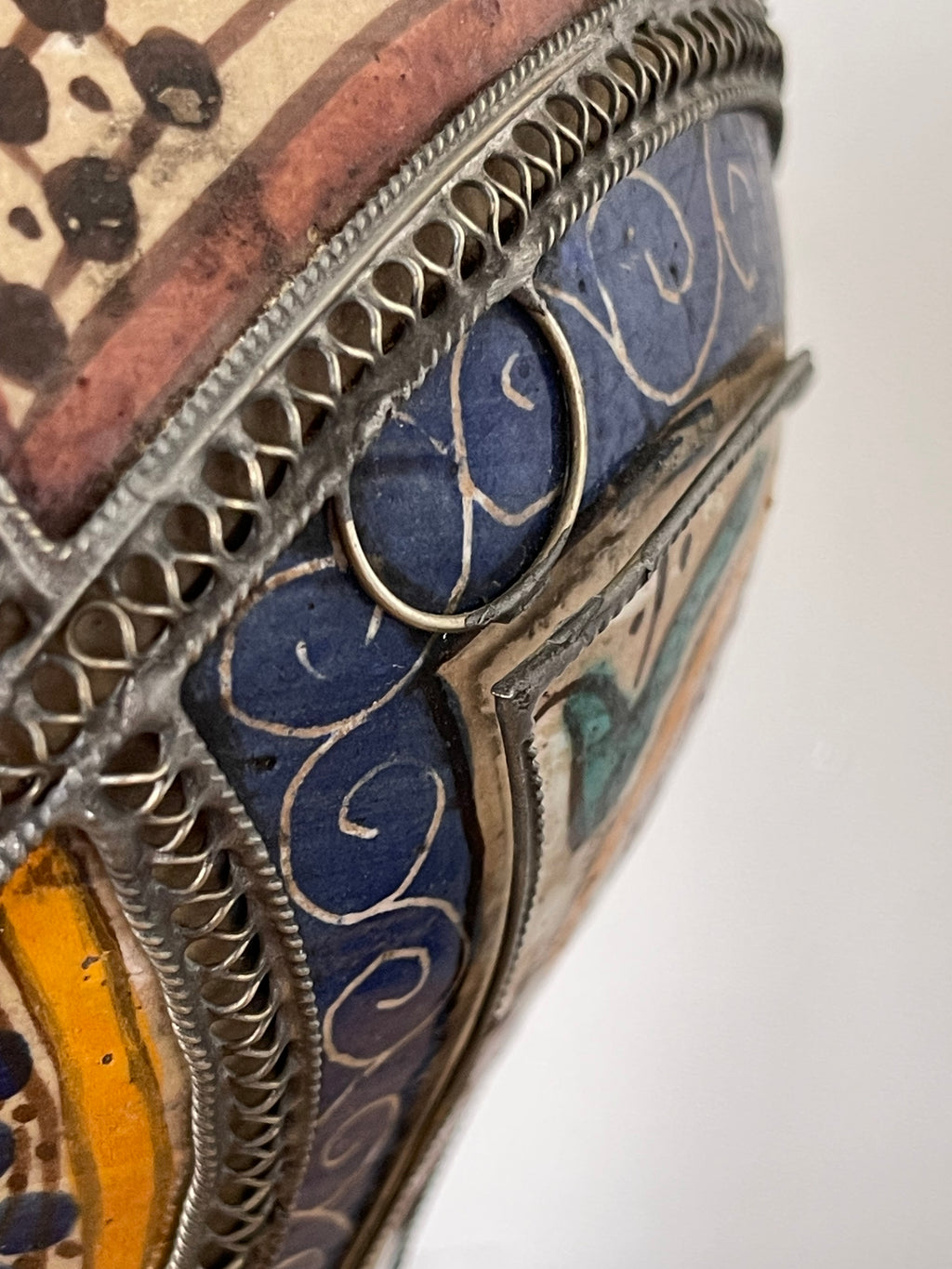 Grande potiche marocaine en céramique et métal – 38 cm