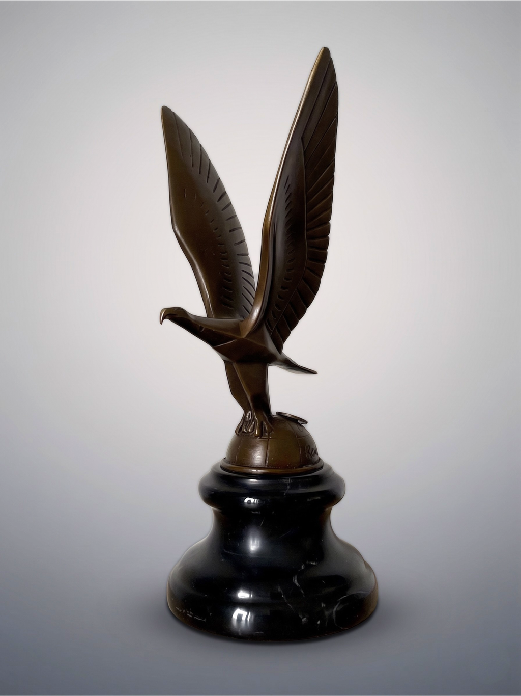 Sculpture d’aigle moderniste en bronze patiné signée C. Brau – socle noir – style Art Déco