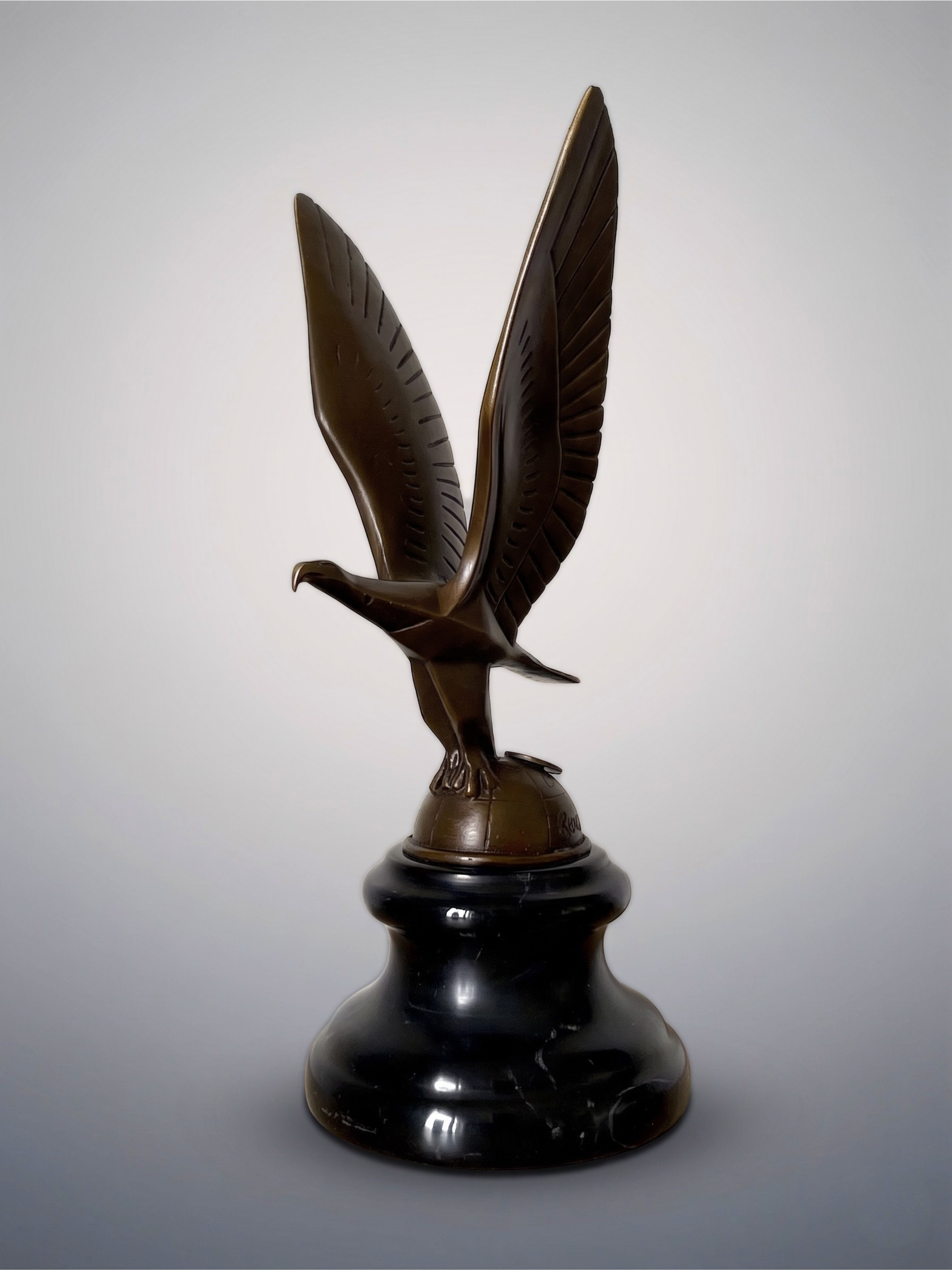 Sculpture d’aigle moderniste en bronze patiné signée C. Brau – socle noir – style Art Déco