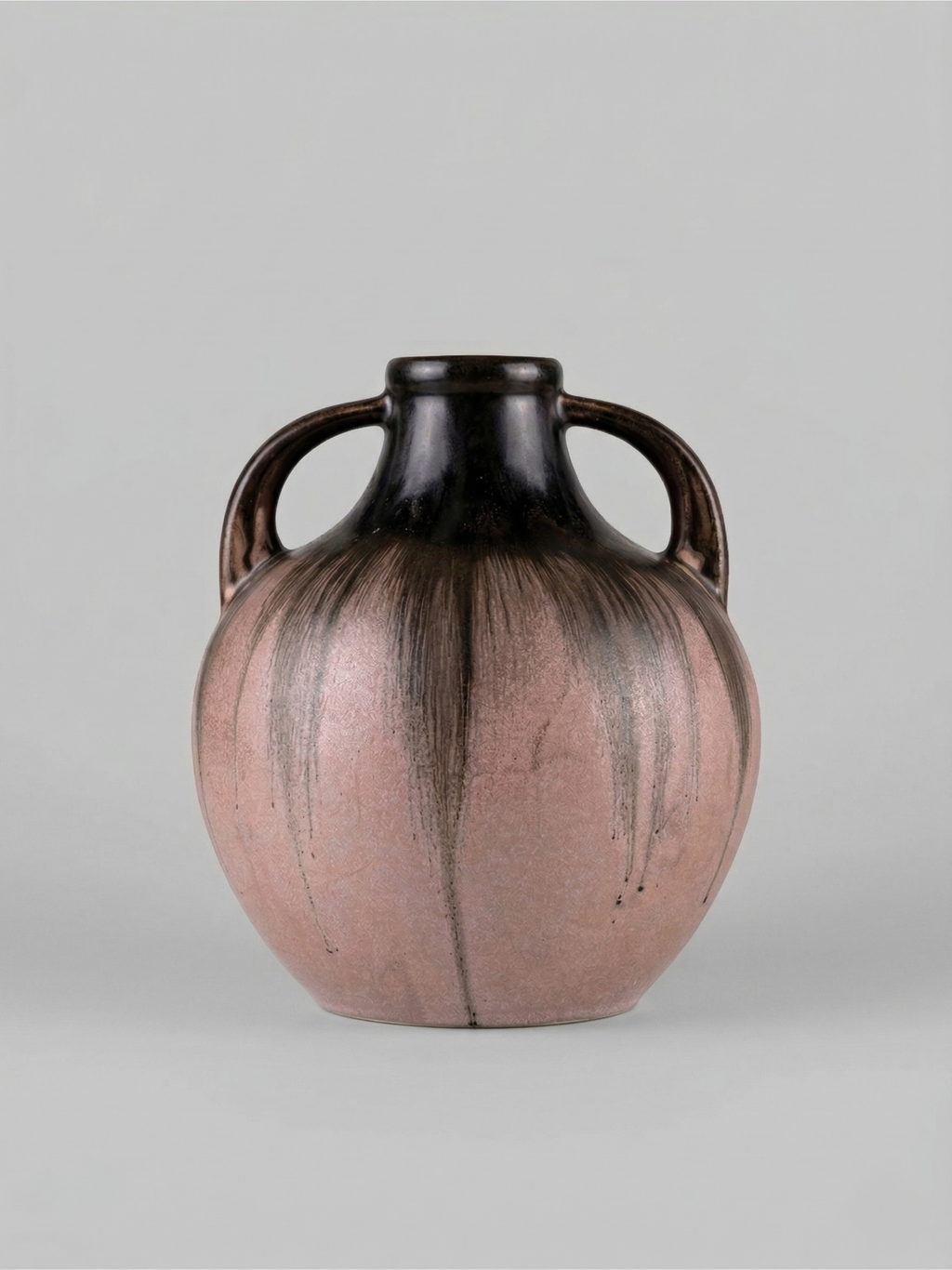Vase en grès signé Méténier, double anse, émail flammé rose et noir – 22 cm