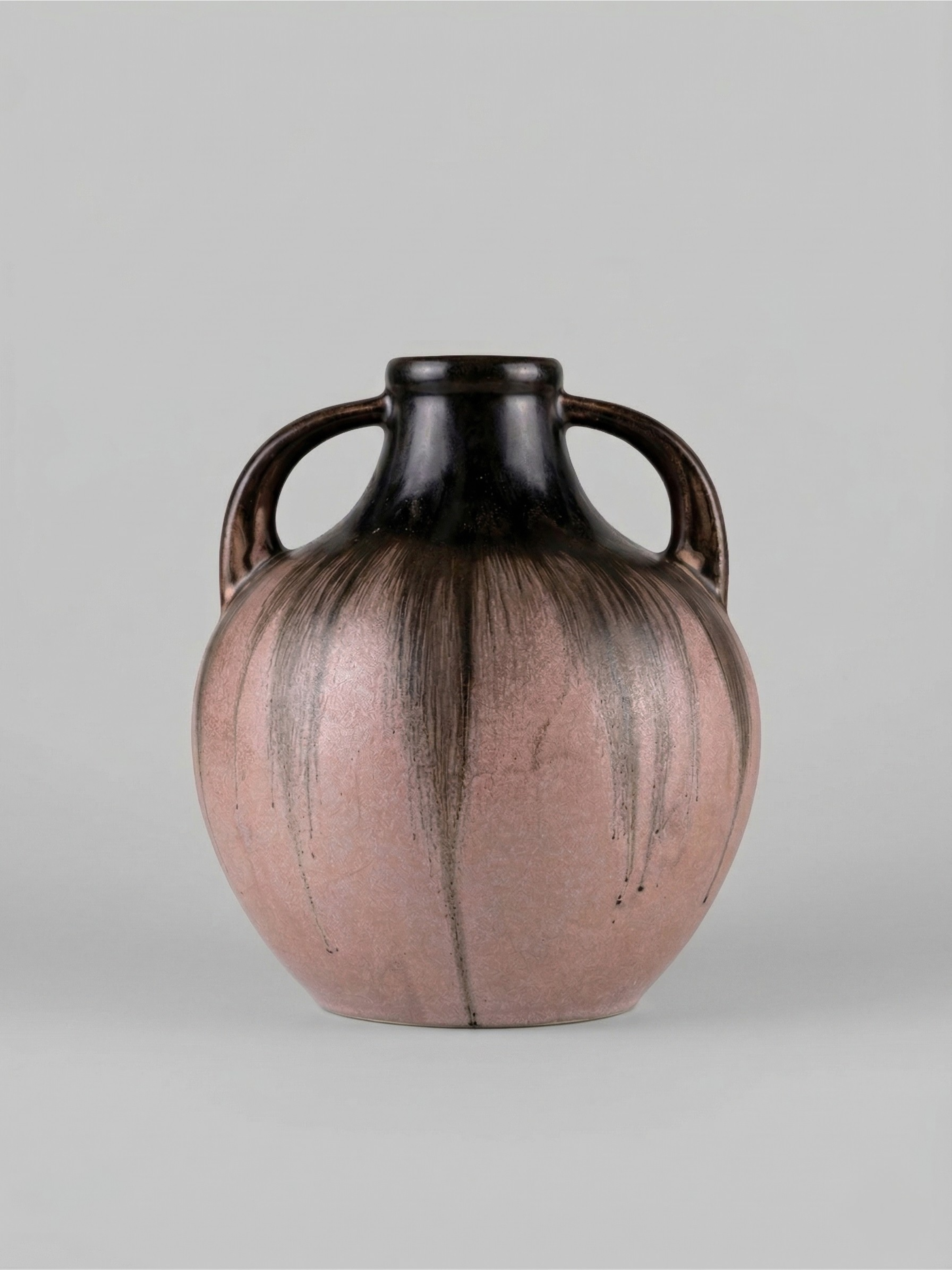 Vase aus Steinzeug, signiert Méténier, Doppelhenkel, rosa und schwarz geflammte Glasur – 22 cm