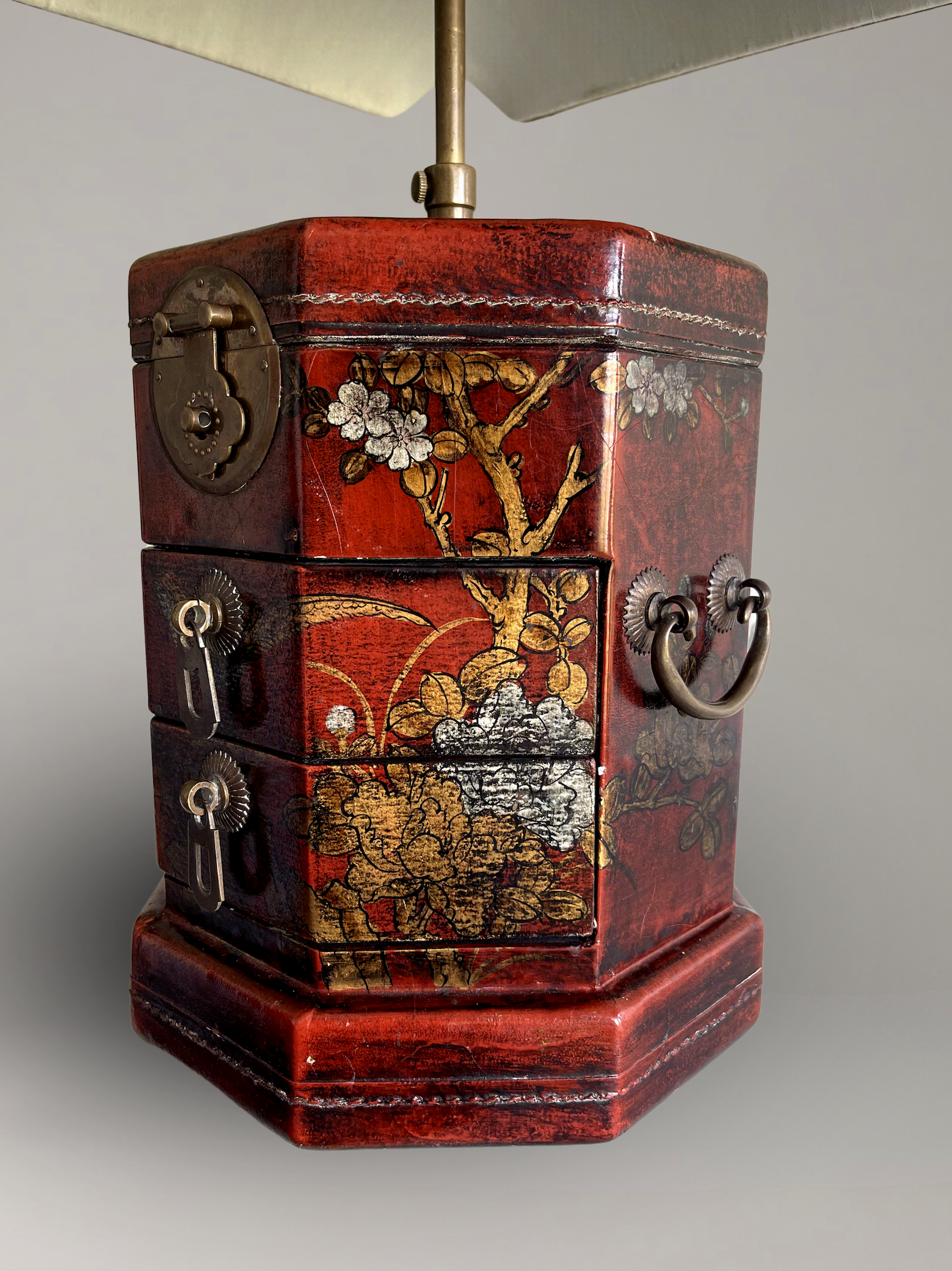 Paar Lampen in einem lackierten Kasten im asiatischen Stil, polychromes Dekor und Messing – 63 cm
