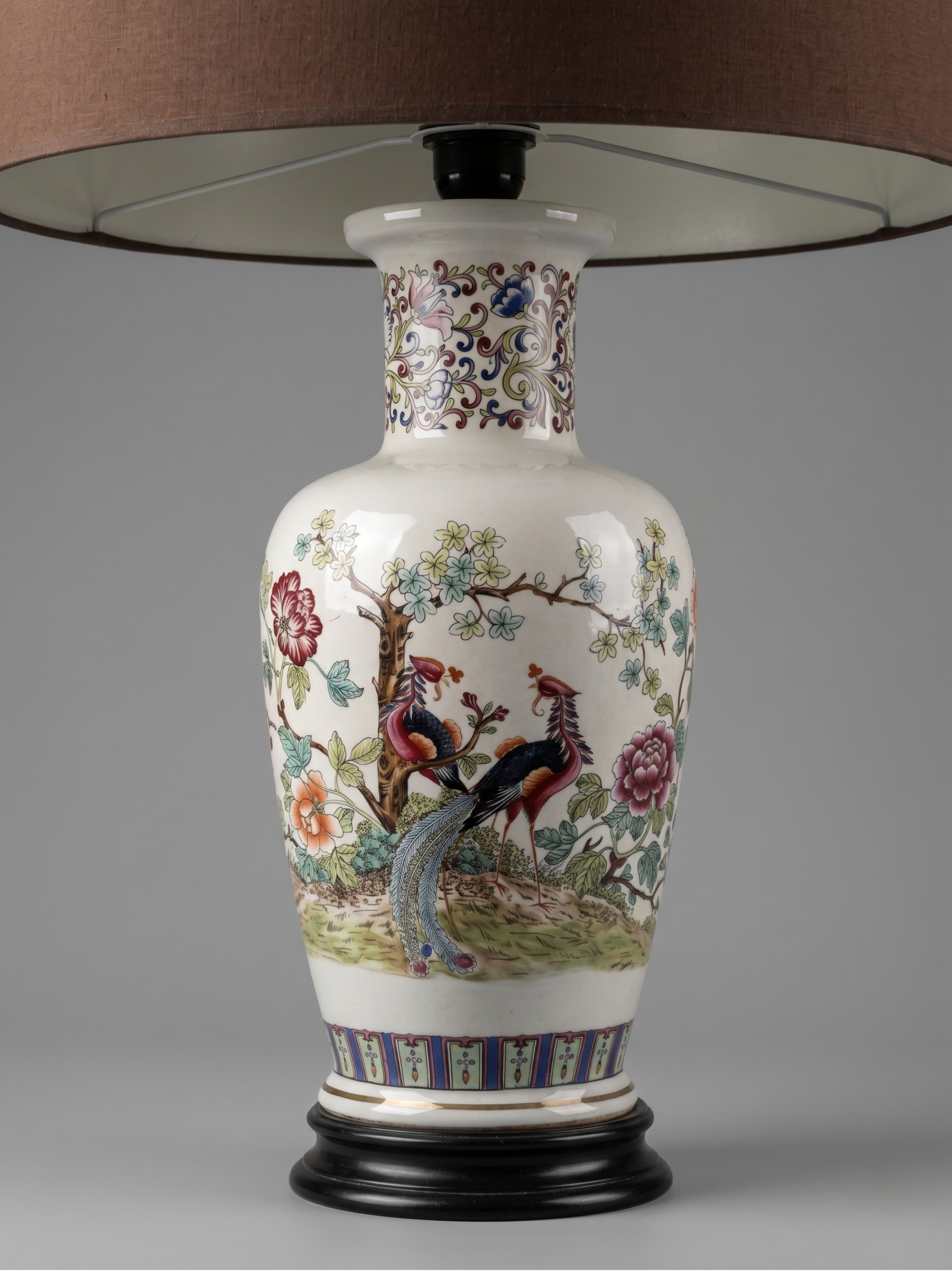 Large ceramic lamp signed V.V. Carraresi, inspired by traditional Chinese motifs.