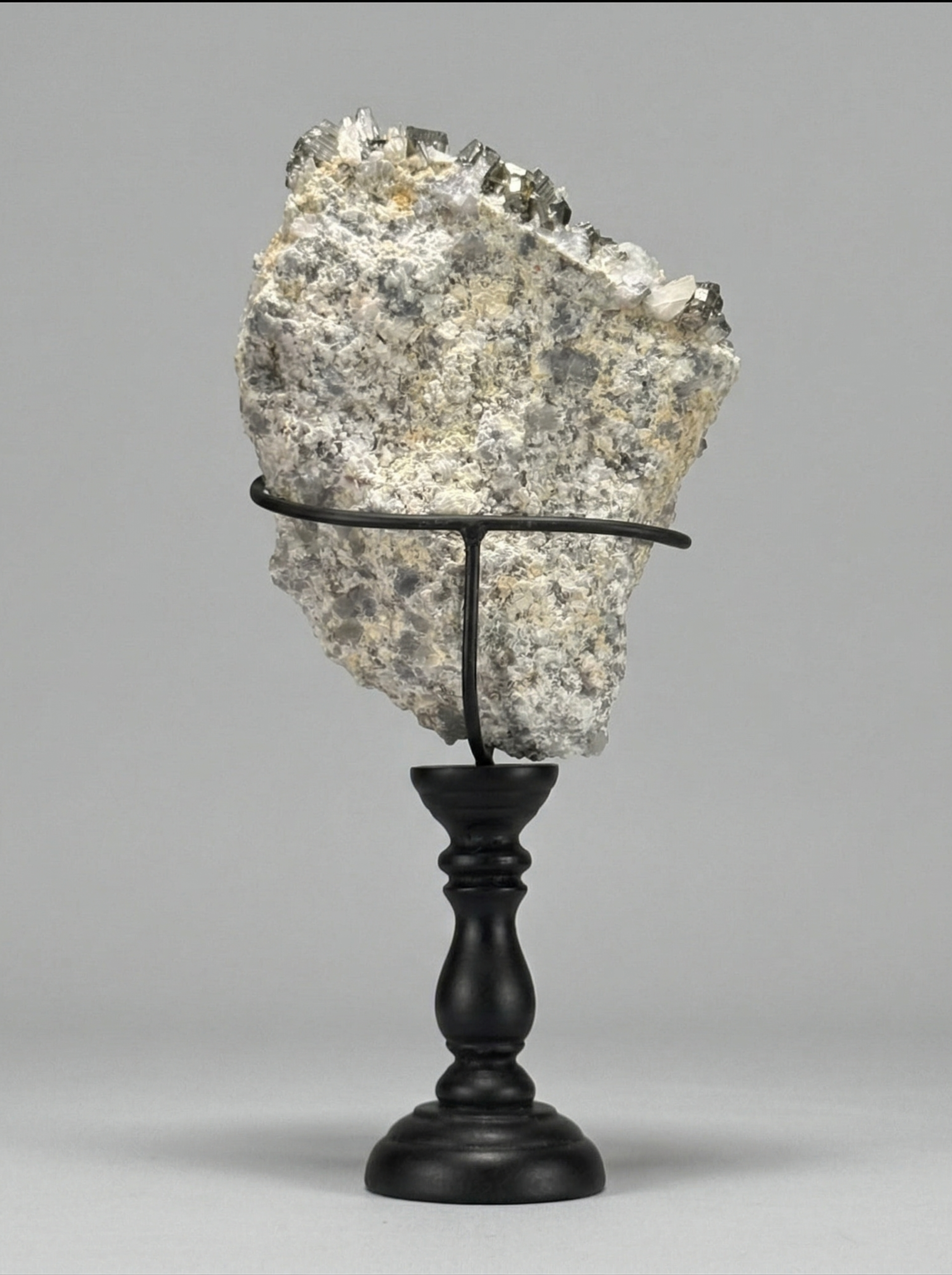 Duo Pyrit & Bergkristall — Mineralskulptur auf Sockeln