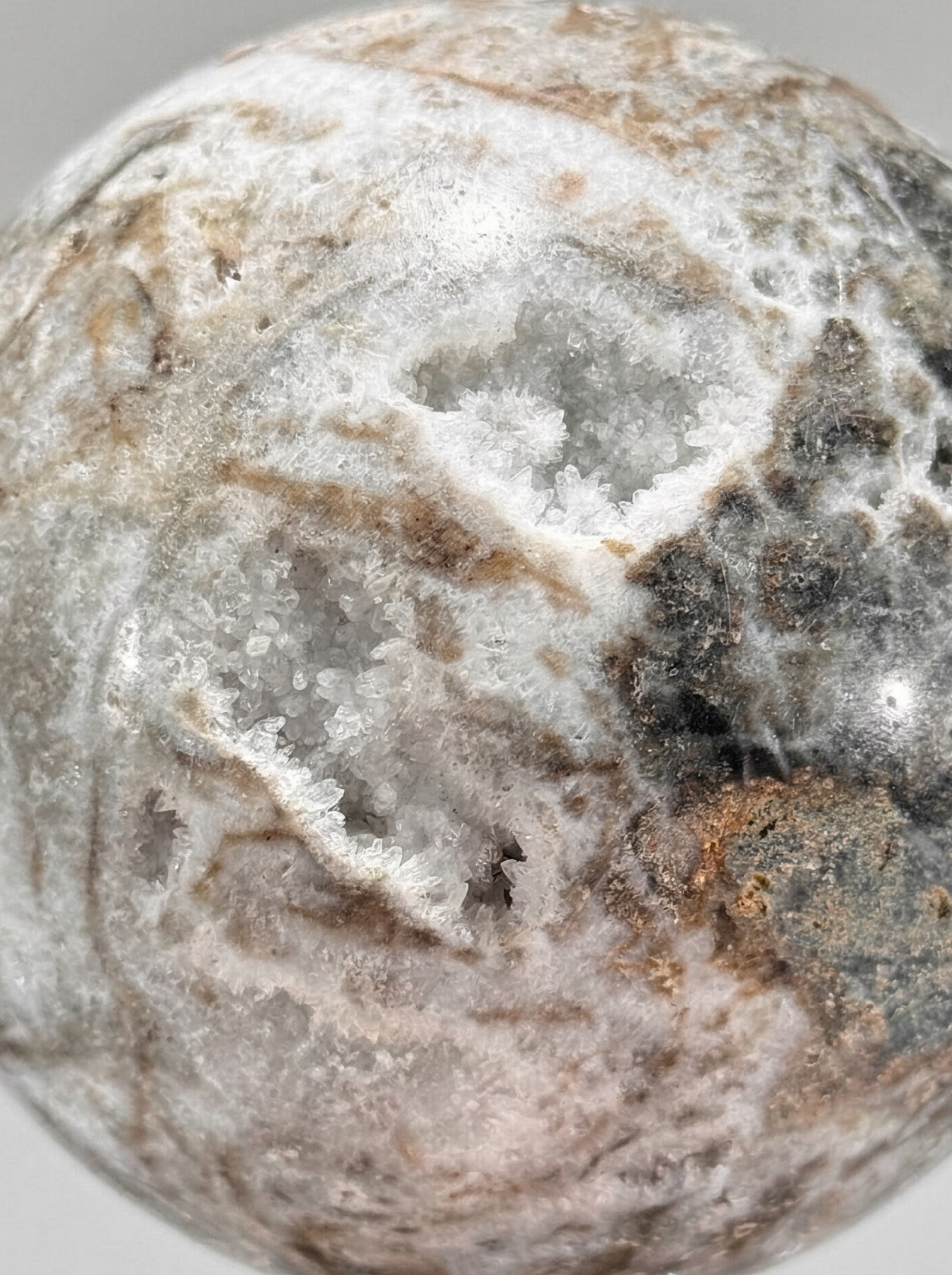 Wunderschöne Drusenachat-Kugeln (Quarz) auf Sockeln – Moderne Mineraliendekoration