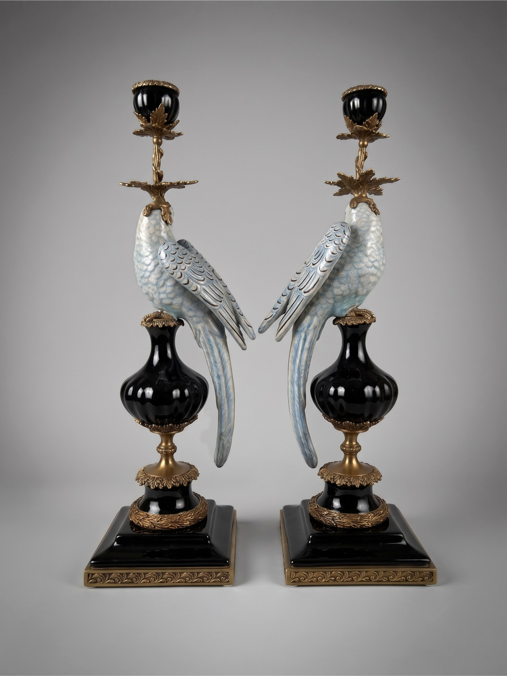 Paire de grands bougeoirs aux perroquets en porcelaine craquelée bleu ciel et bronze doré, dans un élégant goût néoclassique inspiré du style Louis XVI