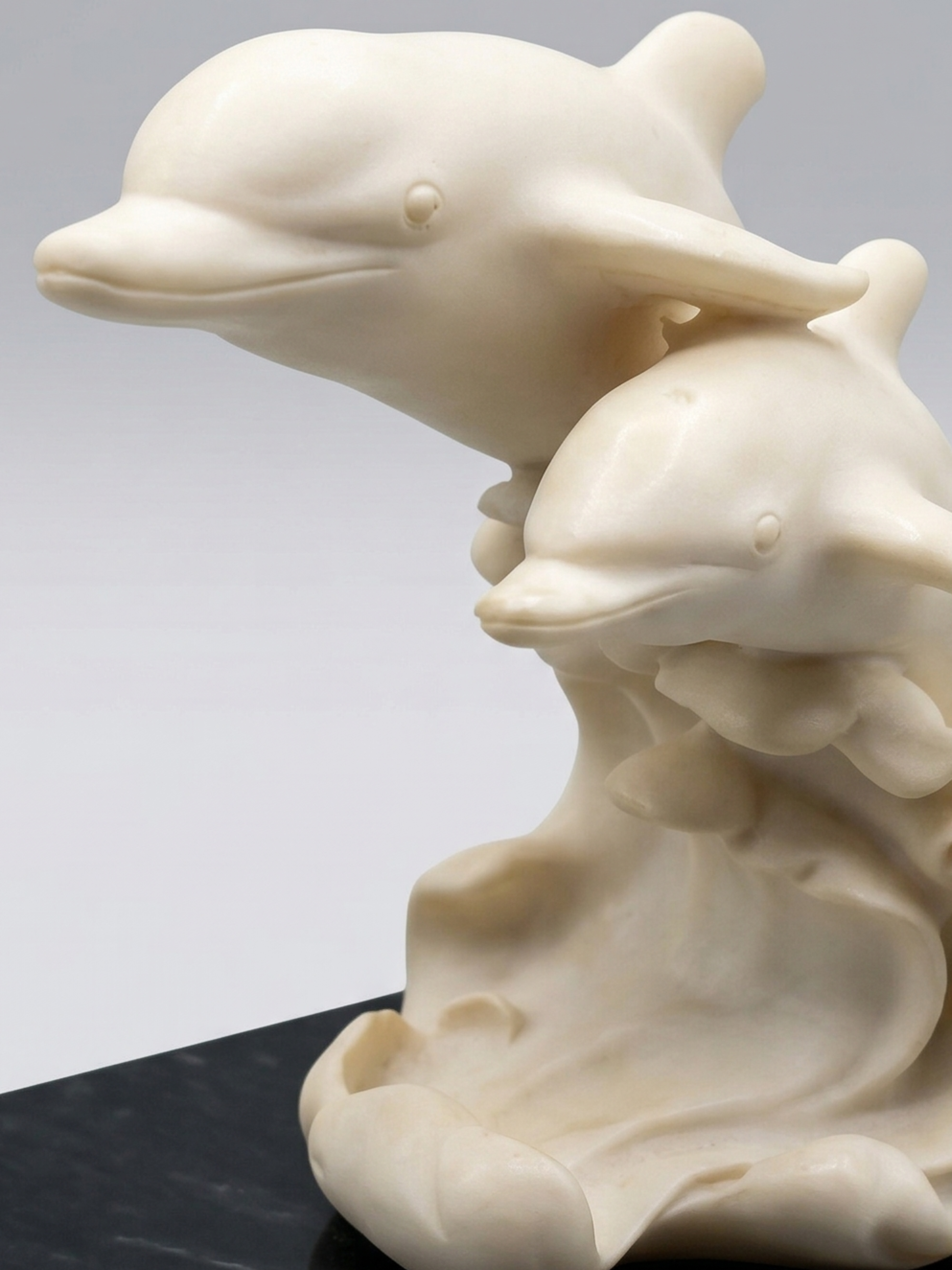 Pair of dolphin bookends – Ivory-effect resin & marble base – Art Deco style