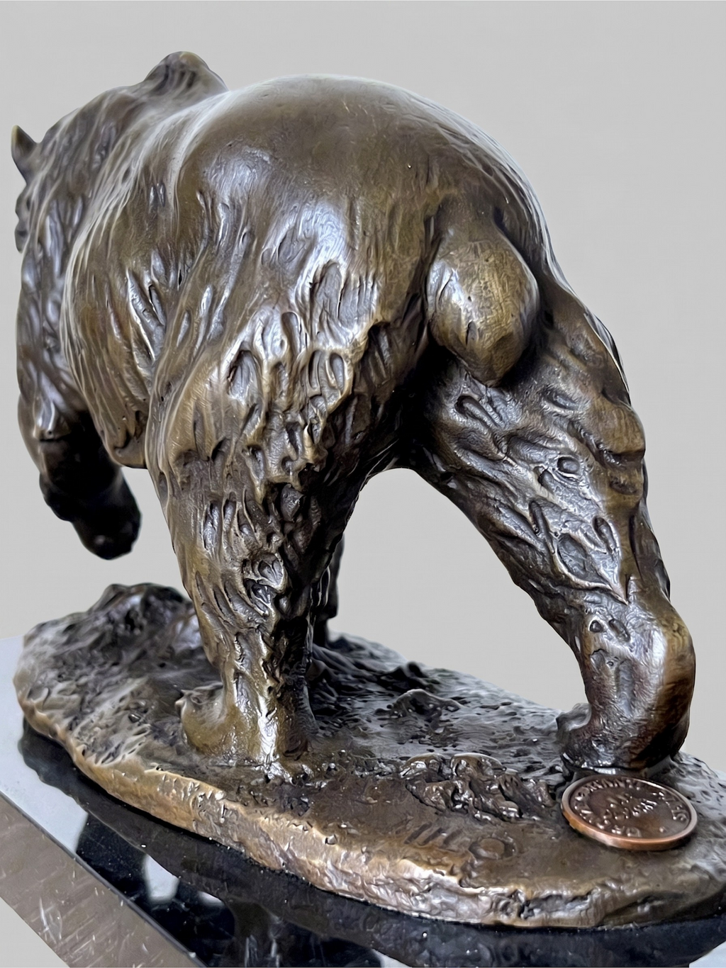 Sculpture animalière d’ours au poisson en bronze patiné signée Milo sur socle noir – style XIXe