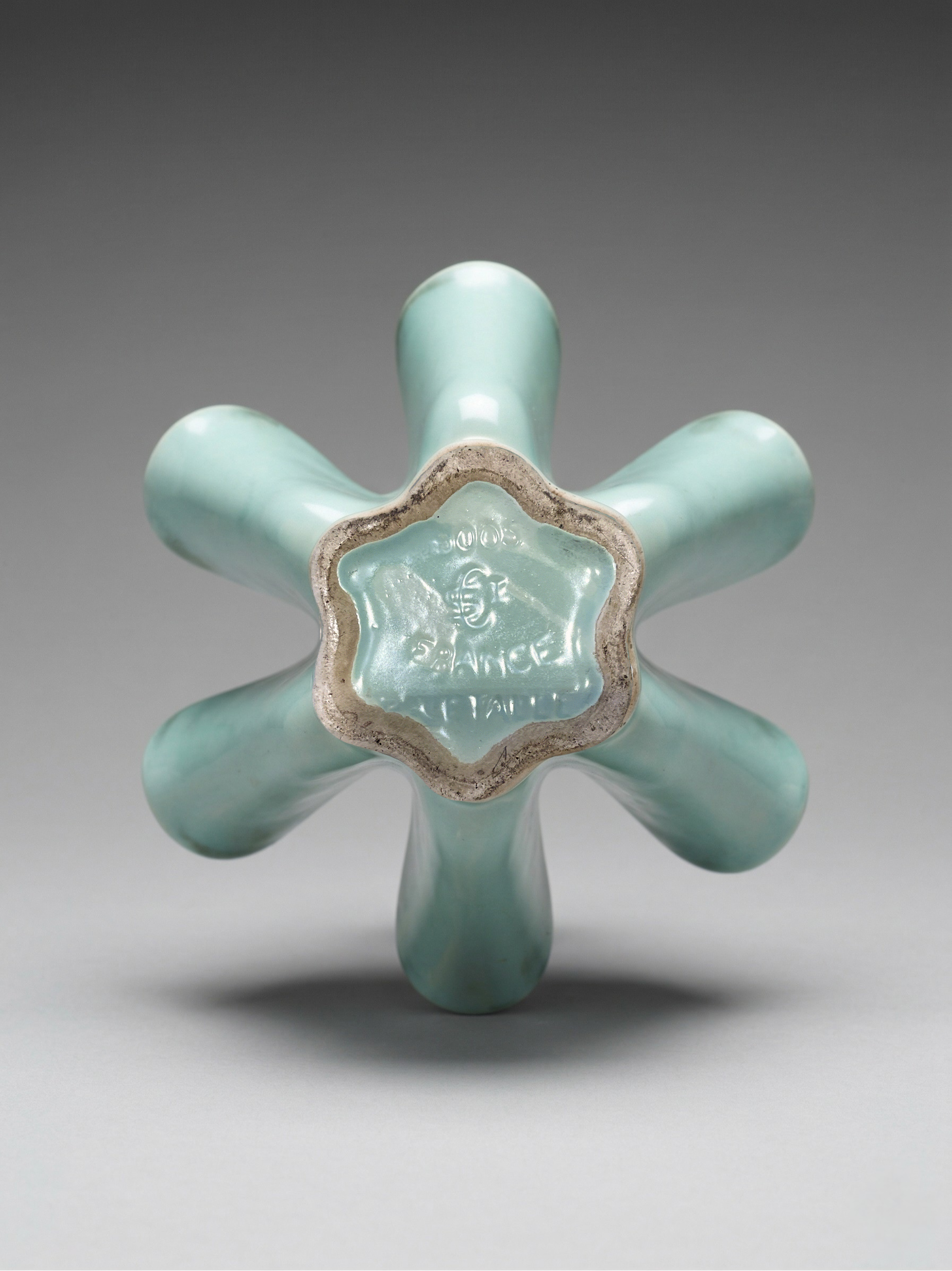 Keramikvase B. Letalle Saint-Clément – Modell 9005 – Seladongrün – skulpturales Design – 1950er/60er Jahre – 17 cm