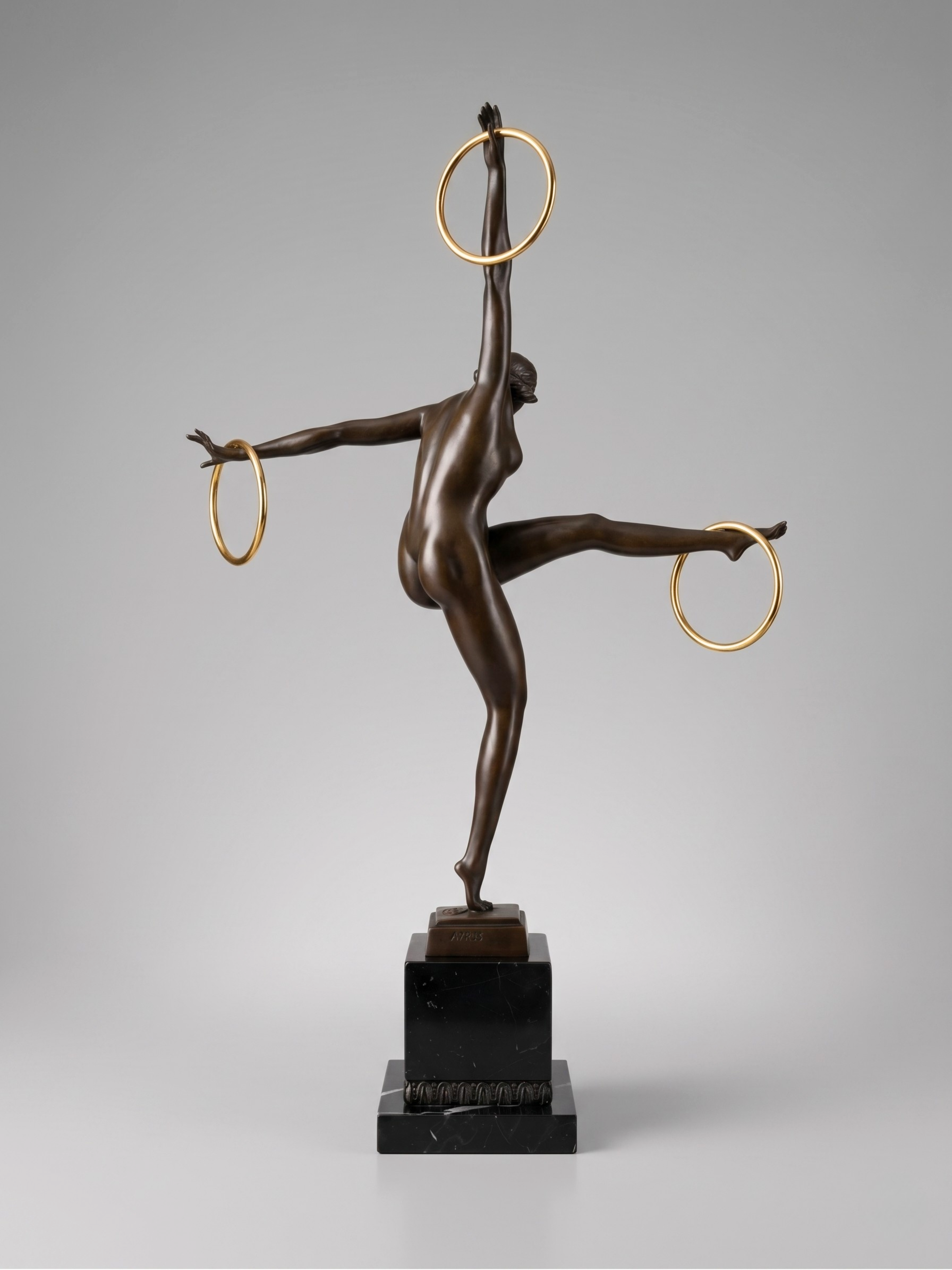 Sculpture Art déco de danseuse aux anneaux en bronze patiné sur socle effet marbre noir – signée Duvernet – 58 cm