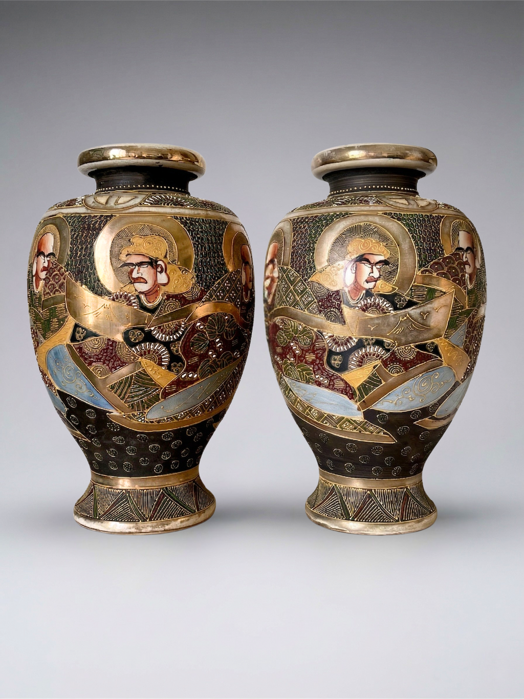 Paar japanische Satsuma-Vasen, frühes 20. Jahrhundert – polychromes und vergoldetes Dekor mit Figuren – Ateliersignatur – 31 cm