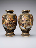 Paar japanische Satsuma-Vasen, frühes 20. Jahrhundert – polychromes und vergoldetes Dekor mit Figuren – Ateliersignatur – 31 cm