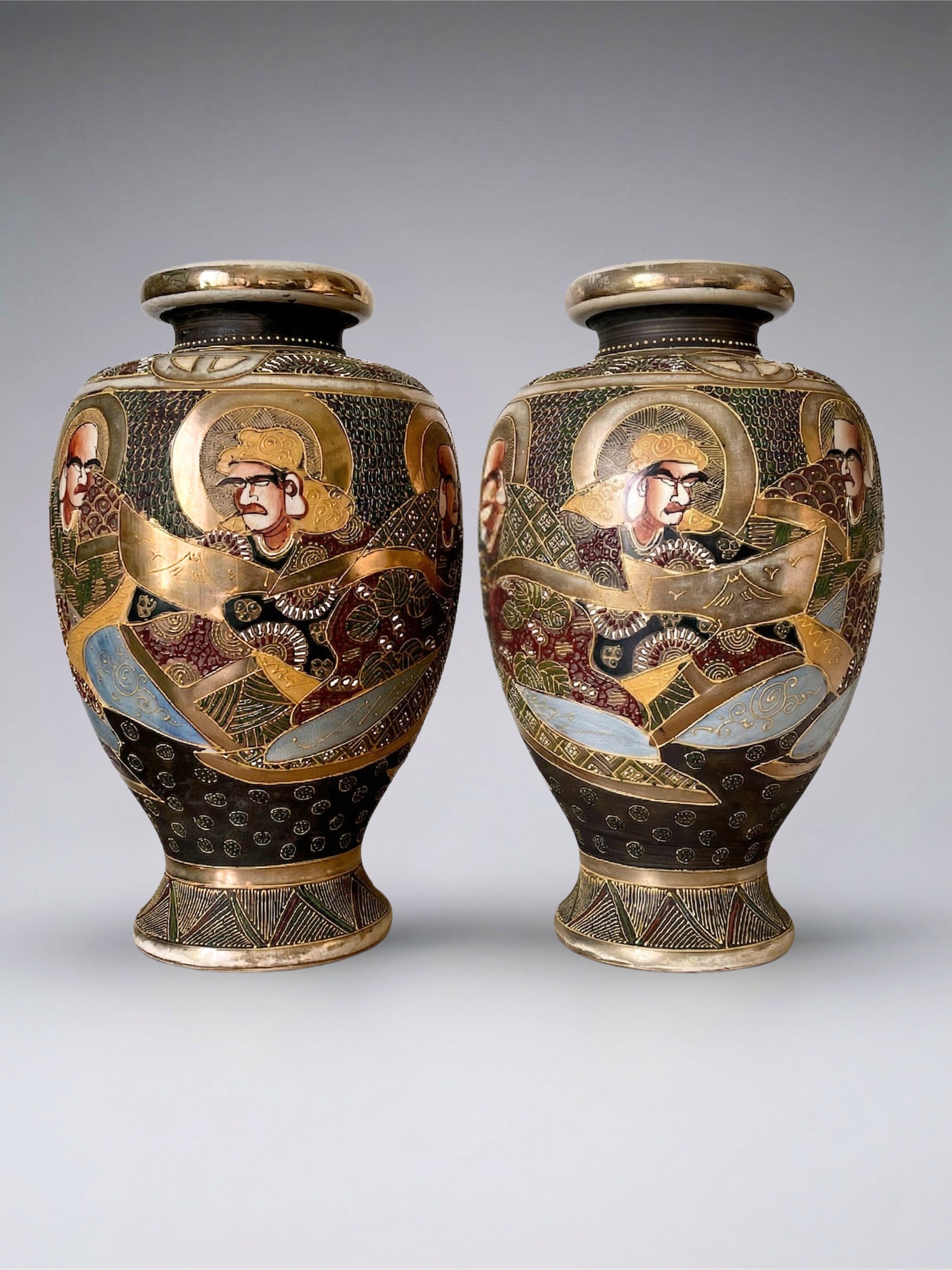 Paar japanische Satsuma-Vasen, frühes 20. Jahrhundert – polychromes und vergoldetes Dekor mit Figuren – Ateliersignatur – 31 cm