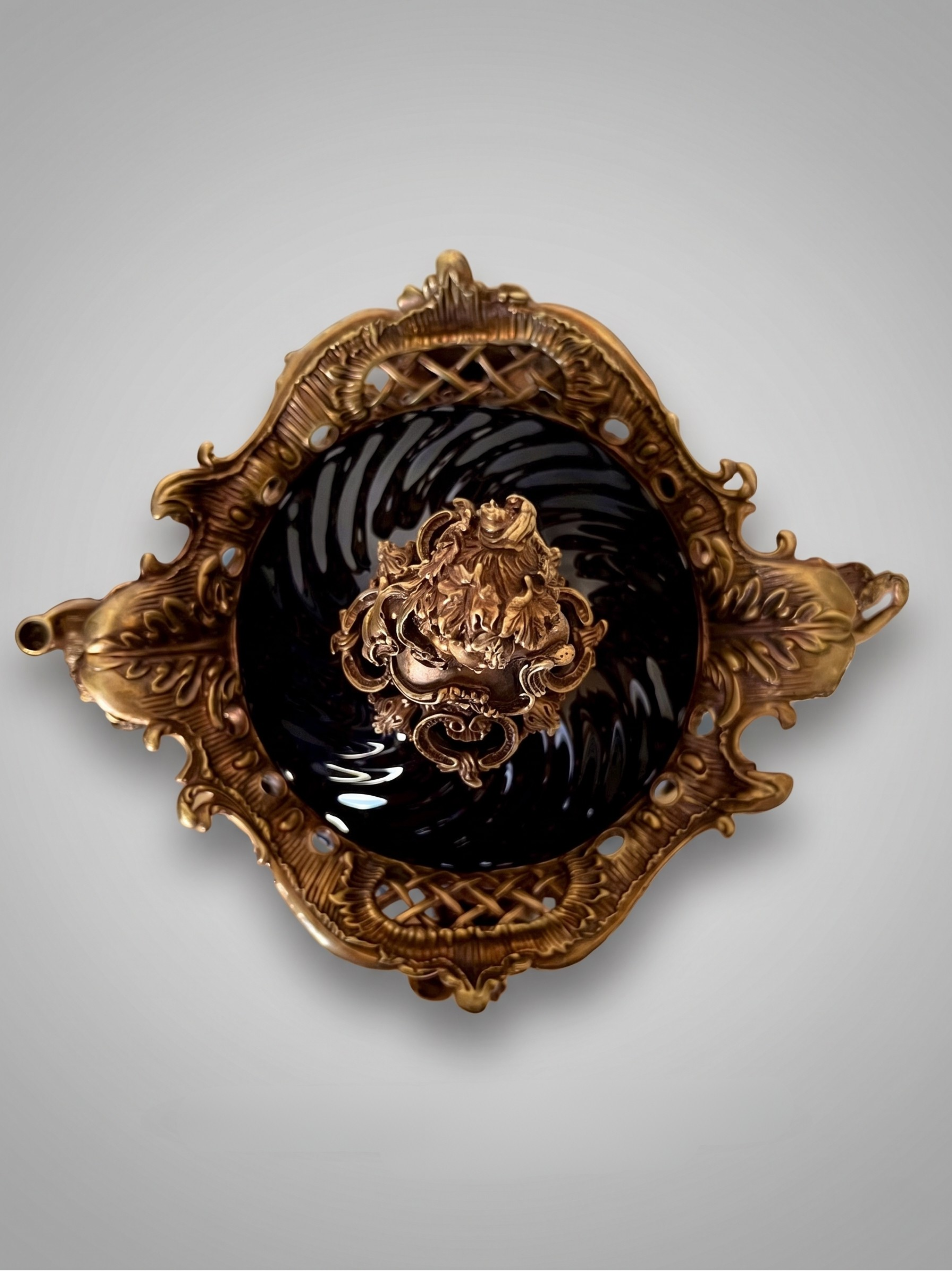 Grande urne couverte style Napoléon III en porcelaine noire et bronze – décor rocaille aux angelots – 49 cm