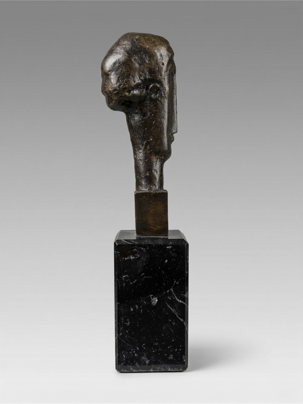 Moderne Bronzeplastik, patiniert – stilisierter Kopf im Stil von Modigliani auf schwarzem Marmorsockel – 25 cm