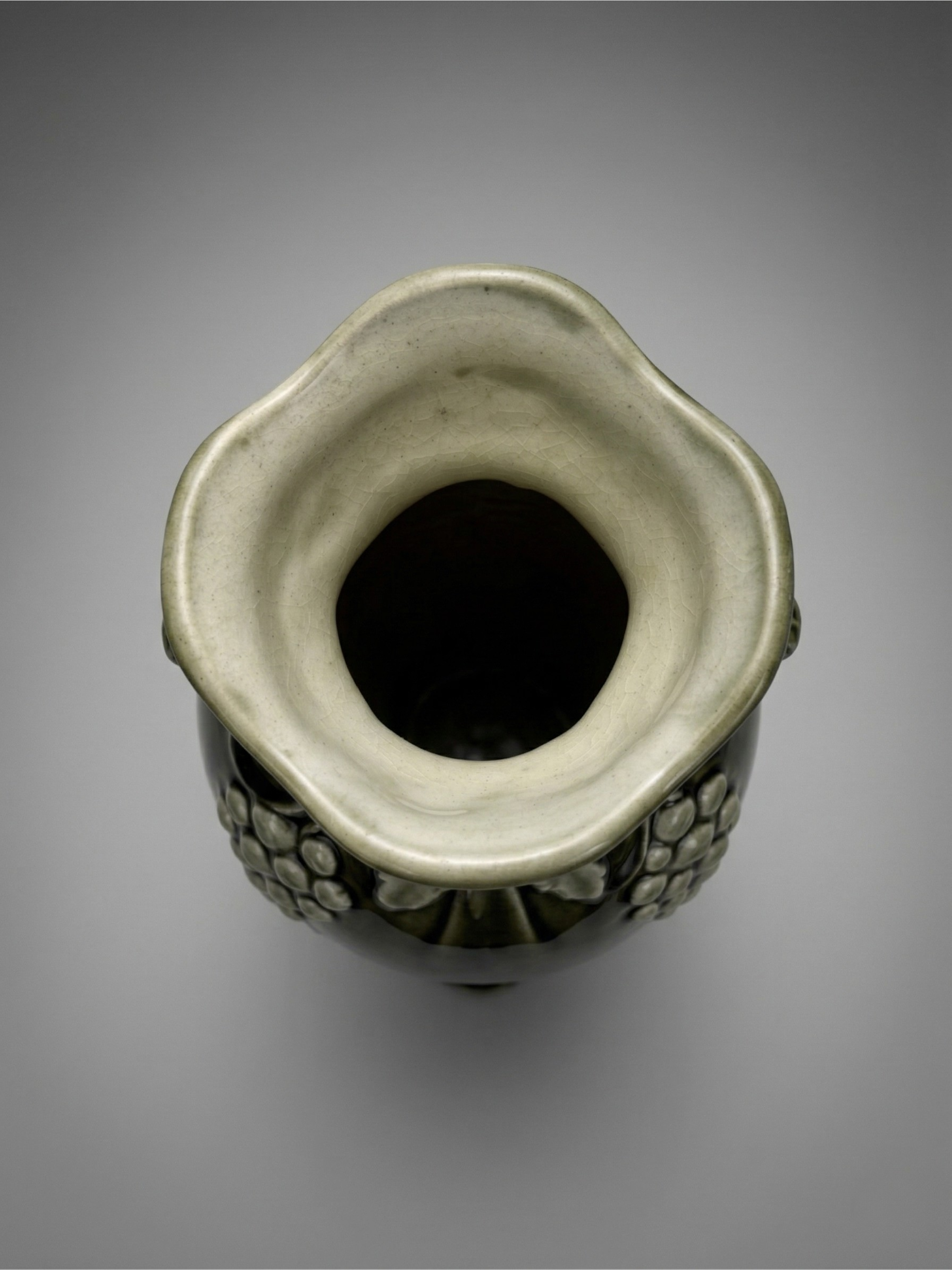 Art Nouveau Vase De Bruyn – Modell 4696 – Dekor Traube in Relief – Emaillierte Keramik – 29 cm