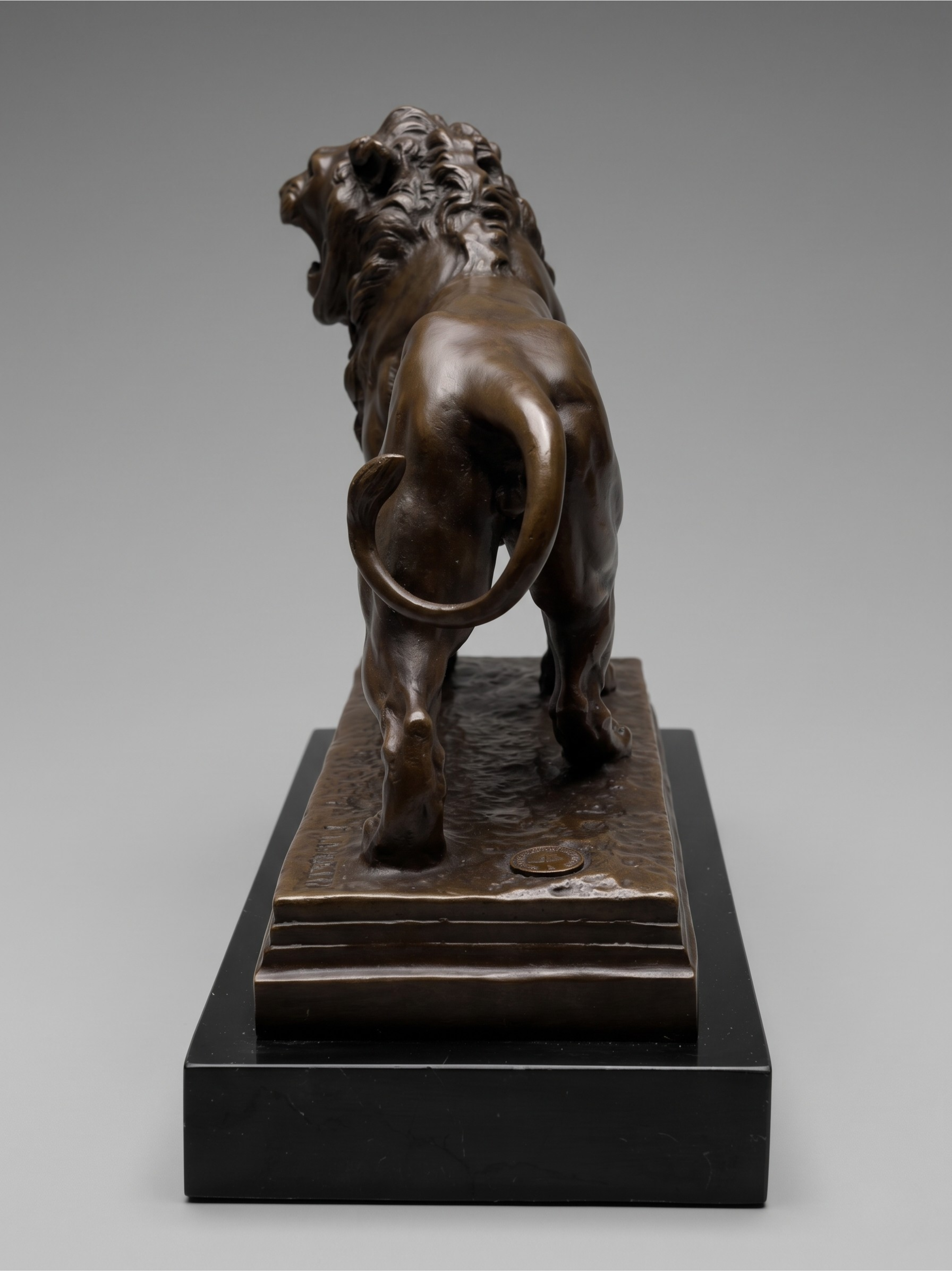 Bronzeskulptur eines brüllenden Löwen, patiniert, nach Ch. Valton auf schwarzem Sockel im Stil des 19. Jahrhunderts