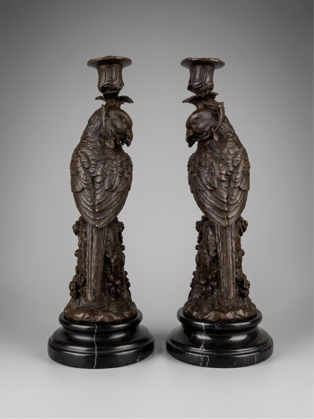 Paire de bougeoirs aux perroquets en bronze patiné sur socles noirs – Style Napoléon III / XIXe
