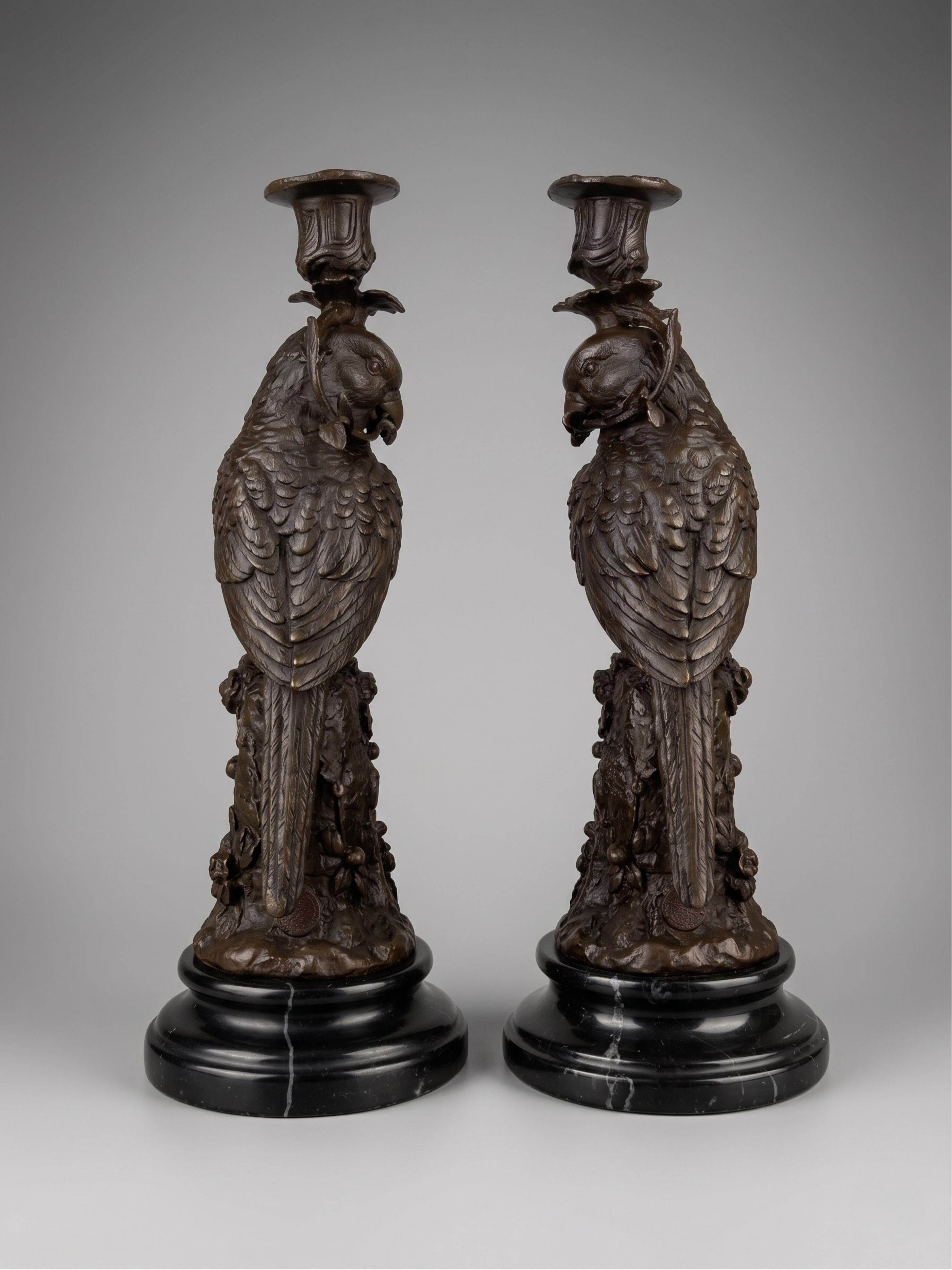 Paire de bougeoirs aux perroquets en bronze patiné sur socles noirs – Style Napoléon III / XIXe