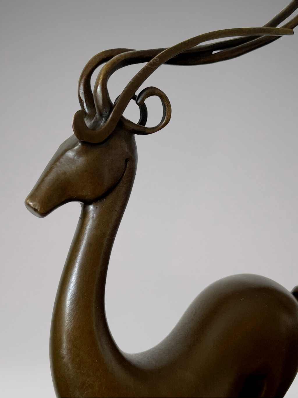 Sculpture de cerf Art Déco en bronze patiné signé Coenrad sur socle effet marbre - 40 cm