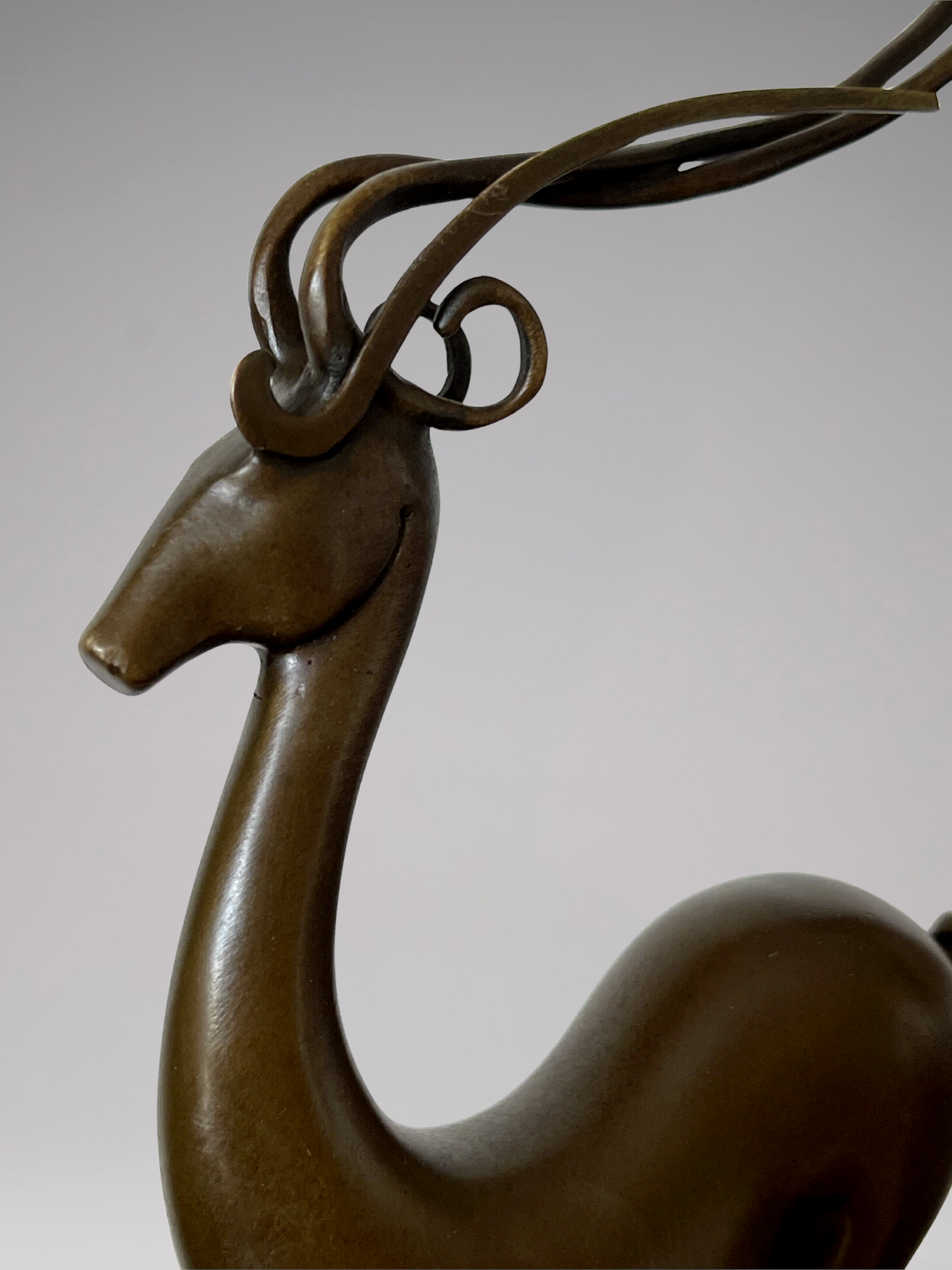 Sculpture de cerf Art Déco en bronze patiné signé Coenrad sur socle effet marbre - 40 cm