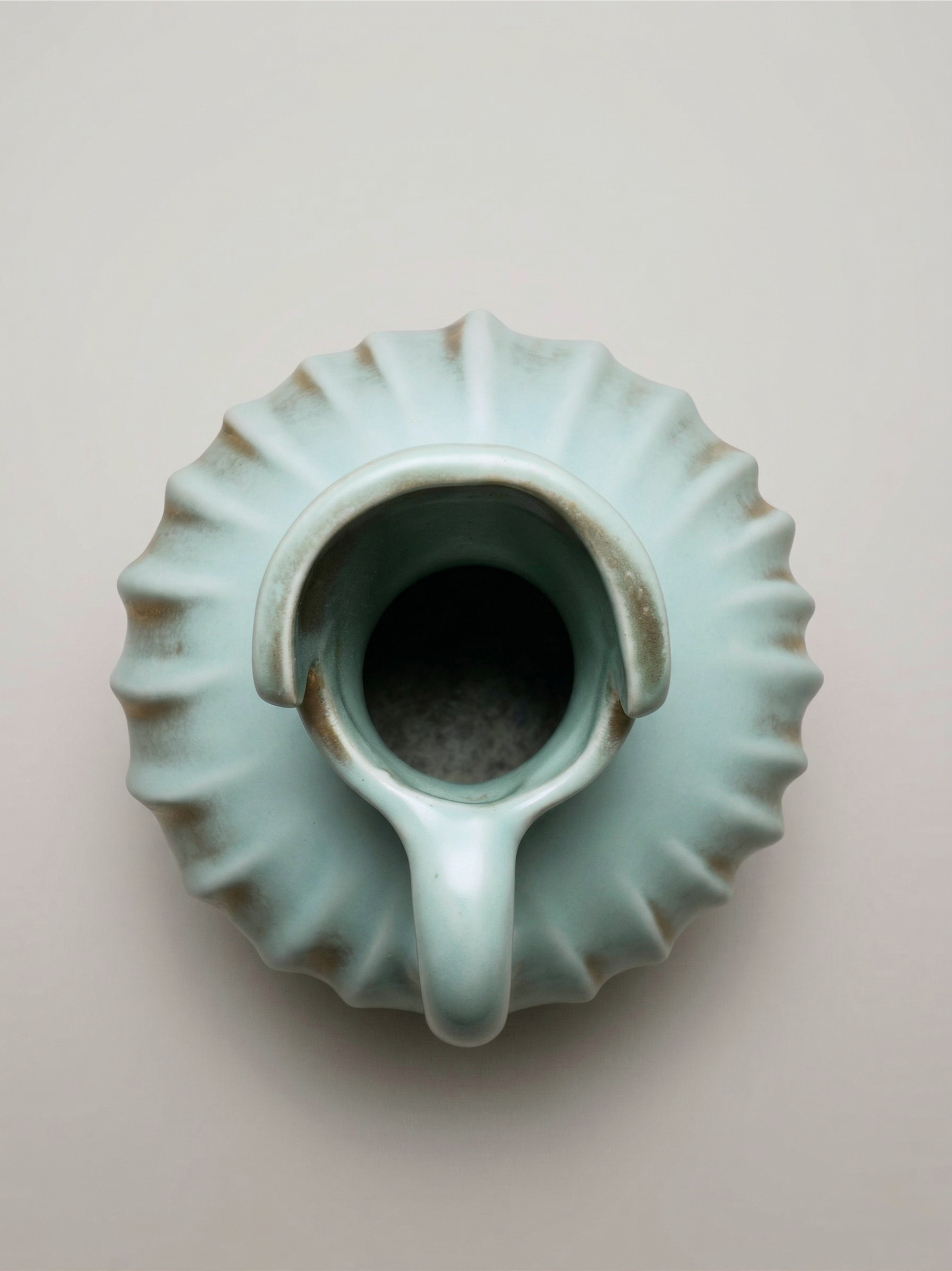 Keramikvase B. Letalle Saint-Clément – Modell 9002 – irisierendes Céladon-Grün – 1950er/60er Jahre – 18 cm