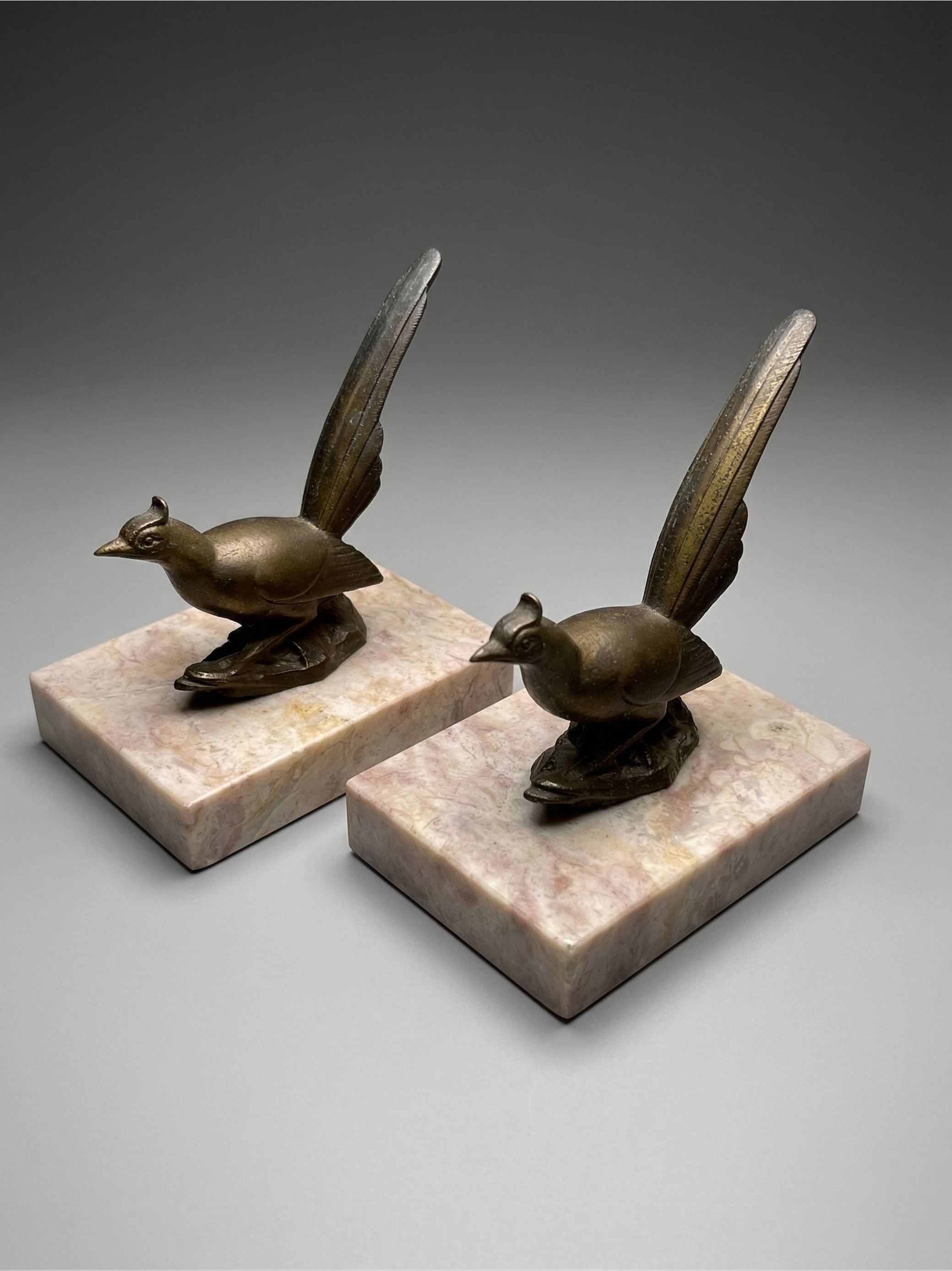 Pair of Art Deco bird bookends – patinated spelter and pink marble – vintage – 1930s