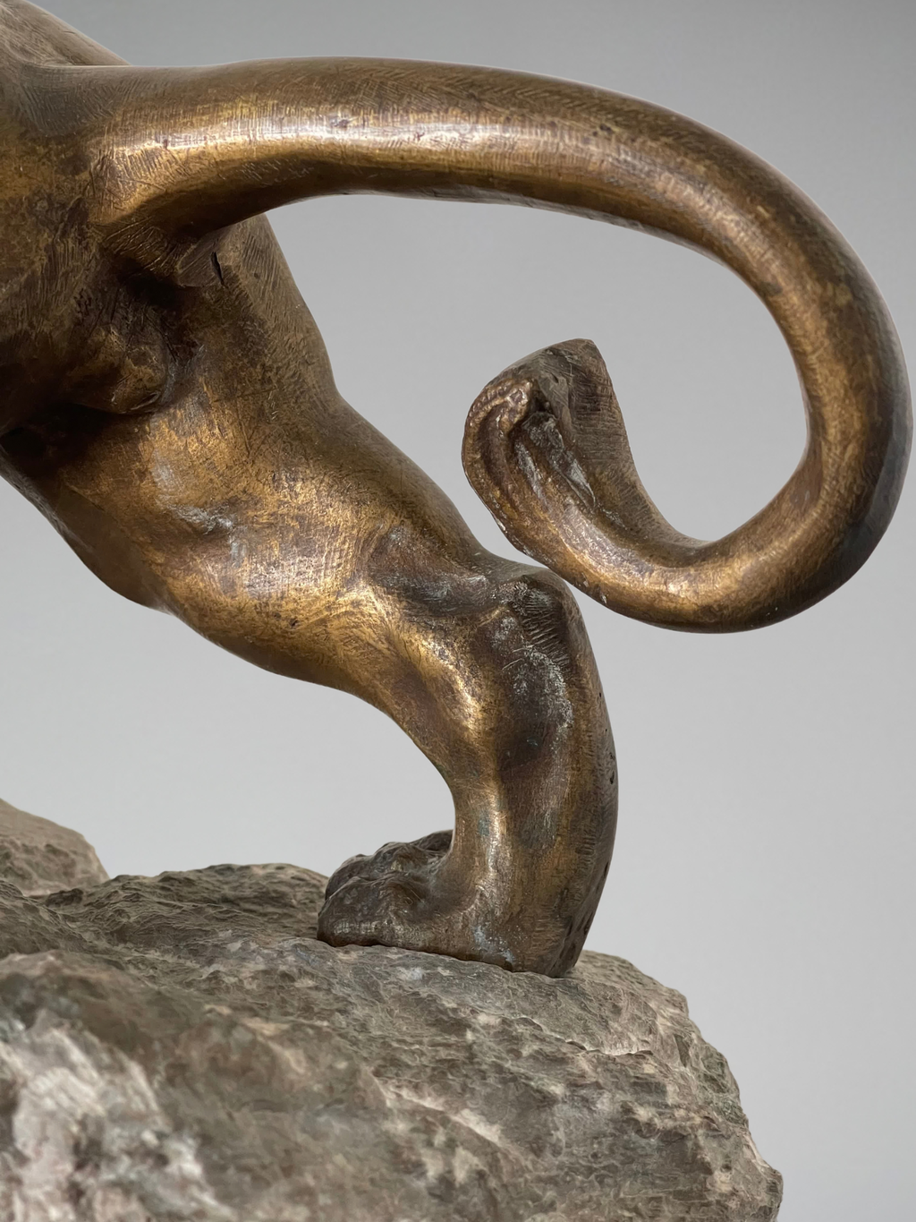 KRAKOWKI — Lion rugissant sur son rocher, importante sculpture en bronze d'art et roche (28,3 kg)