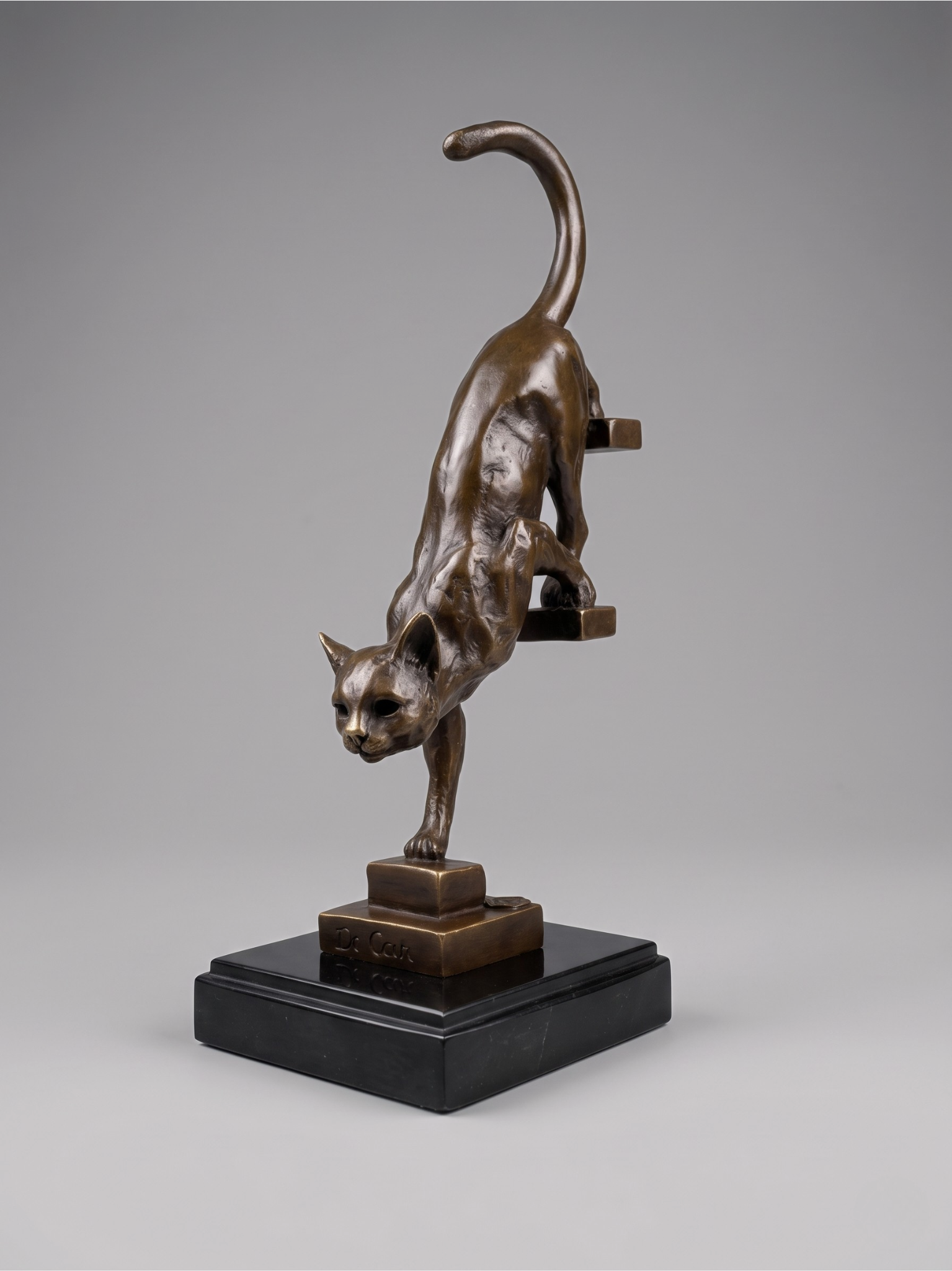 Bronze d’après De Coux – Chat descendant un escalier – Sculpture animalière XXᵉ - 29 cm