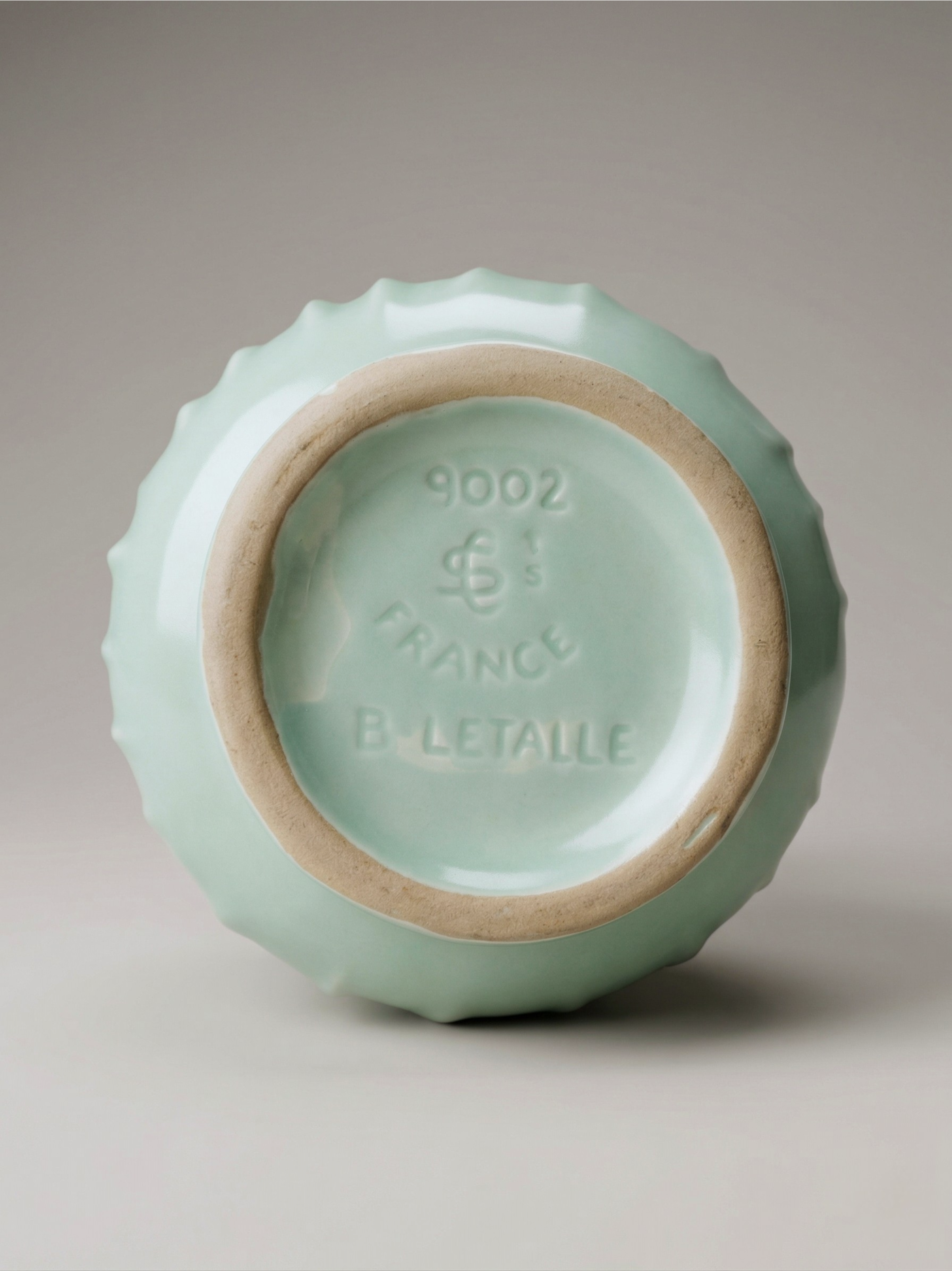 Keramikvase B. Letalle Saint-Clément – Modell 9002 – irisierendes Céladon-Grün – 1950er/60er Jahre – 18 cm
