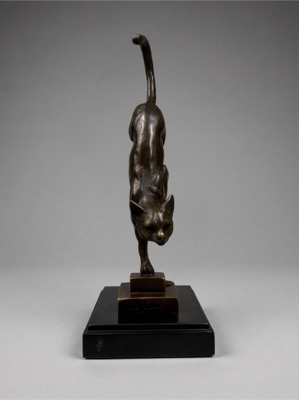 Bronze d’après De Coux – Chat descendant un escalier – Sculpture animalière XXᵉ - 29 cm