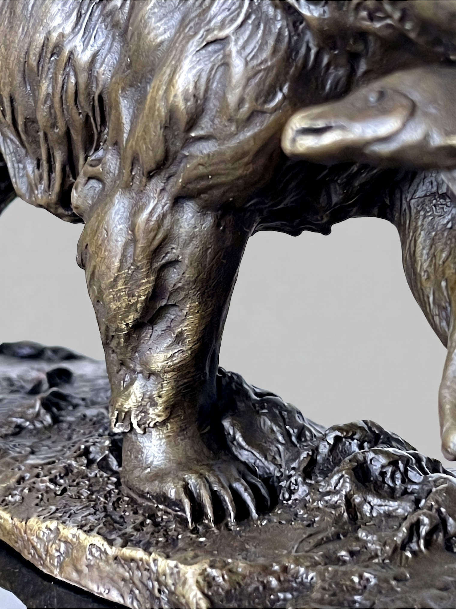 Sculpture animalière d’ours au poisson en bronze patiné signée Milo sur socle noir – style XIXe