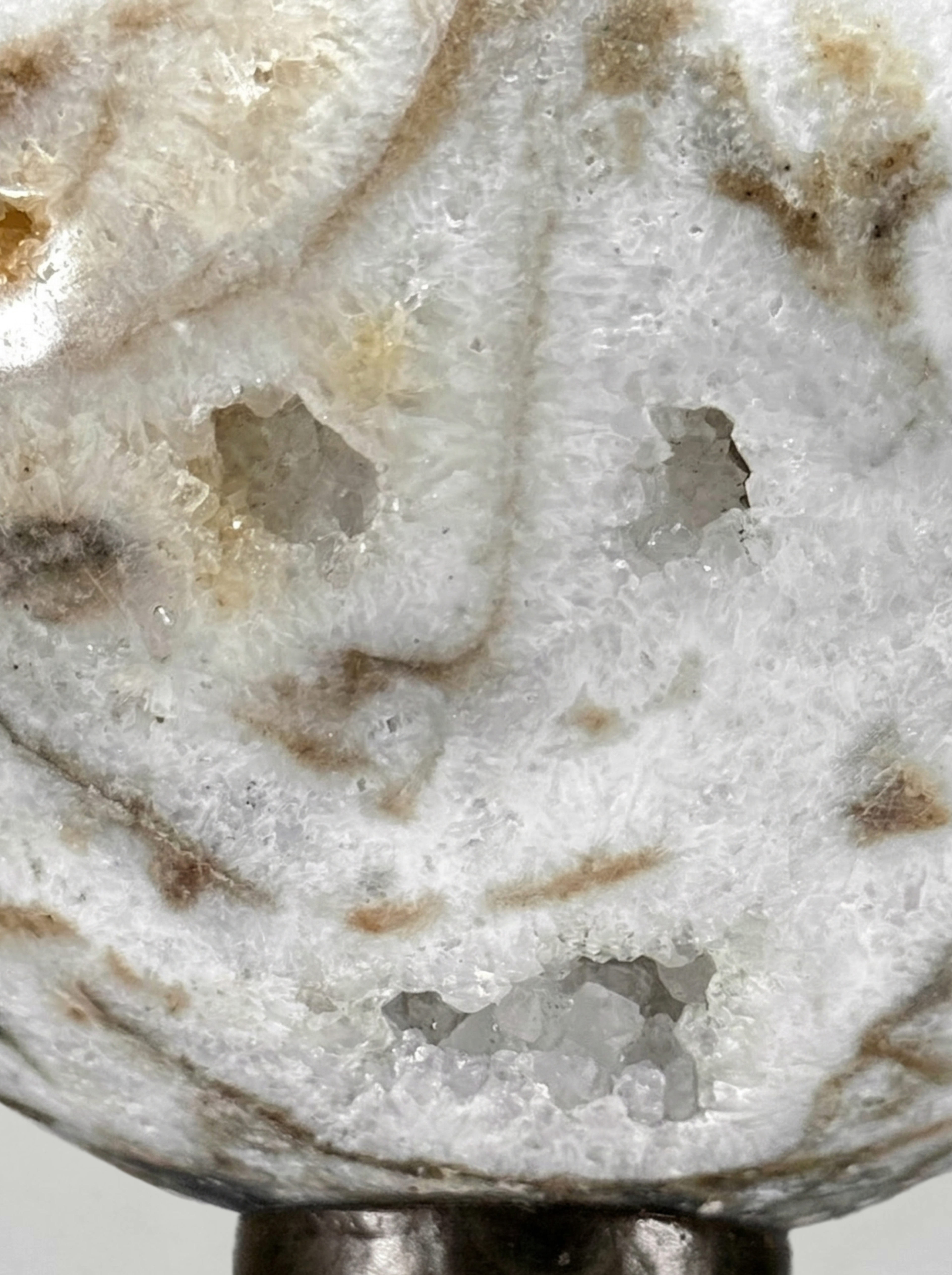 Wunderschöne Drusenachat-Kugeln (Quarz) auf Sockeln – Moderne Mineraliendekoration
