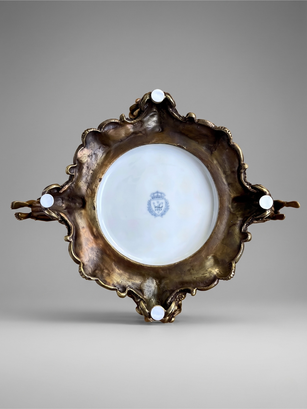 Grande urne couverte style Napoléon III en porcelaine noire et bronze – décor rocaille aux angelots – 49 cm