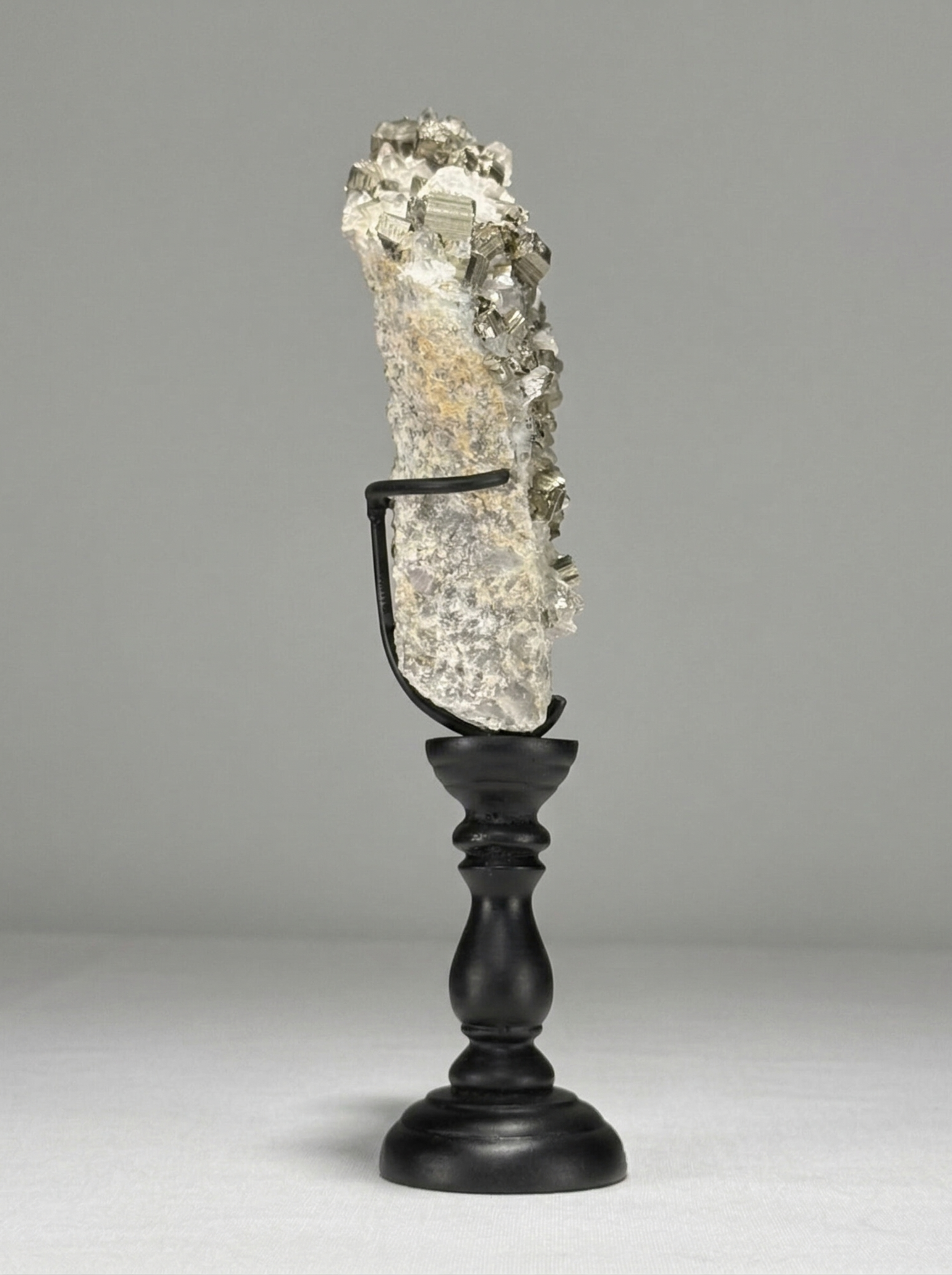 Duo Pyrit & Bergkristall — Mineralskulptur auf Sockeln