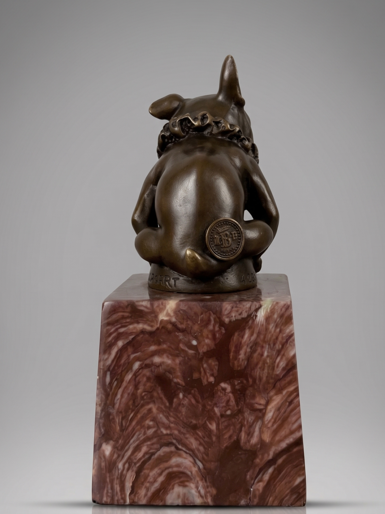 Sculpture de bouledogue en bronze patiné after Bourcart, sur socle en marbre