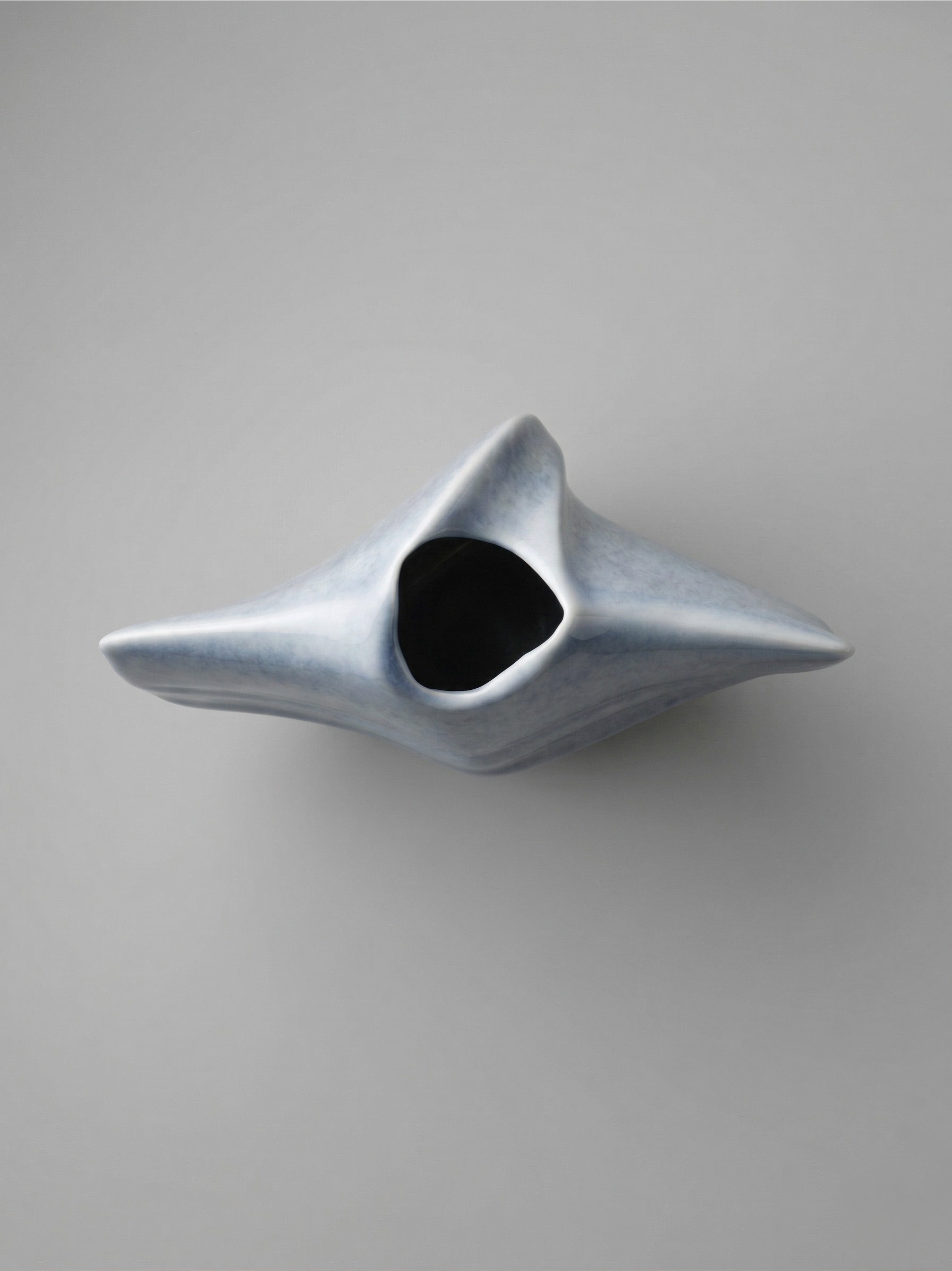Virebent Porzellanvase – blaues Landschaftsdekor – Design-Solifleur – hergestellt in Frankreich – 13 cm