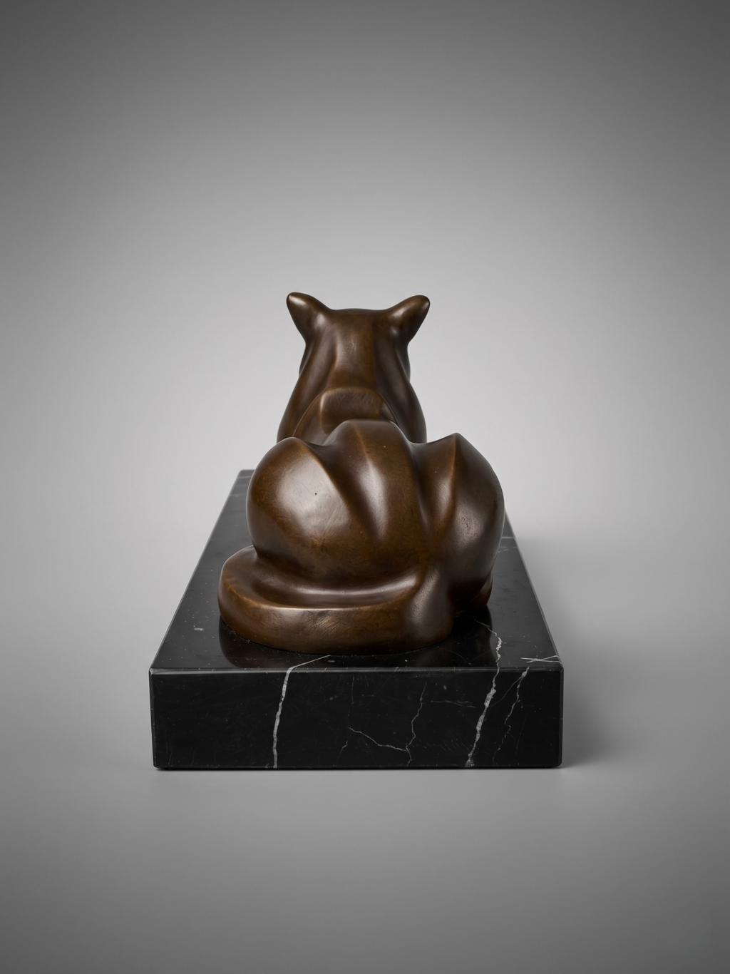 Modernist patinated bronze panther sculpture on black marble base – De Coux