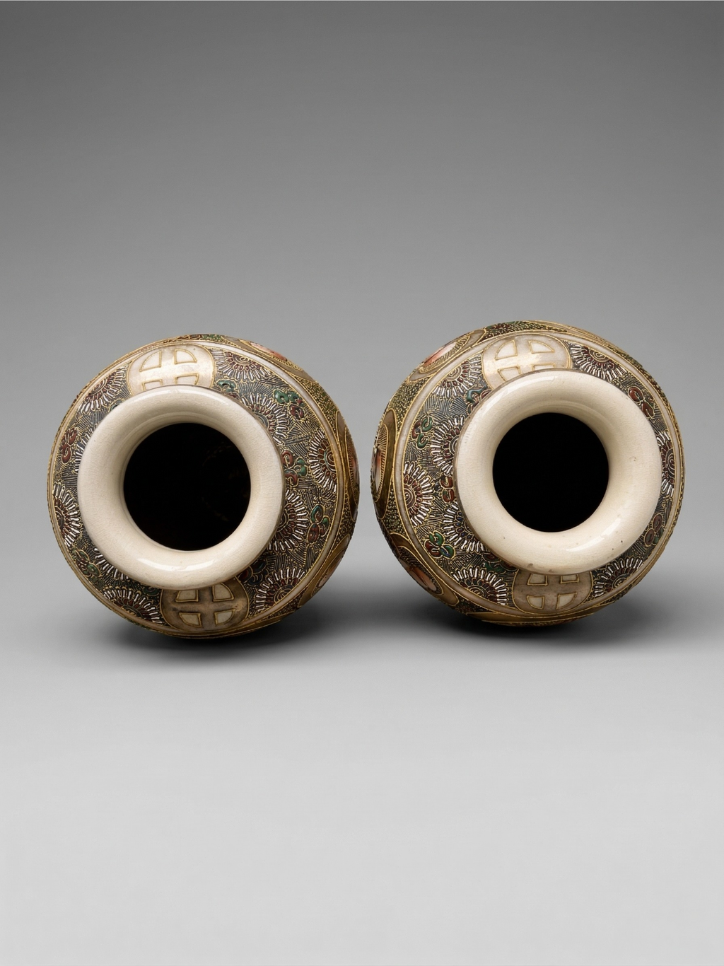 Paar japanische Satsuma-Vasen, frühes 20. Jahrhundert – polychromes und vergoldetes Dekor mit Figuren – Ateliersignatur – 31 cm