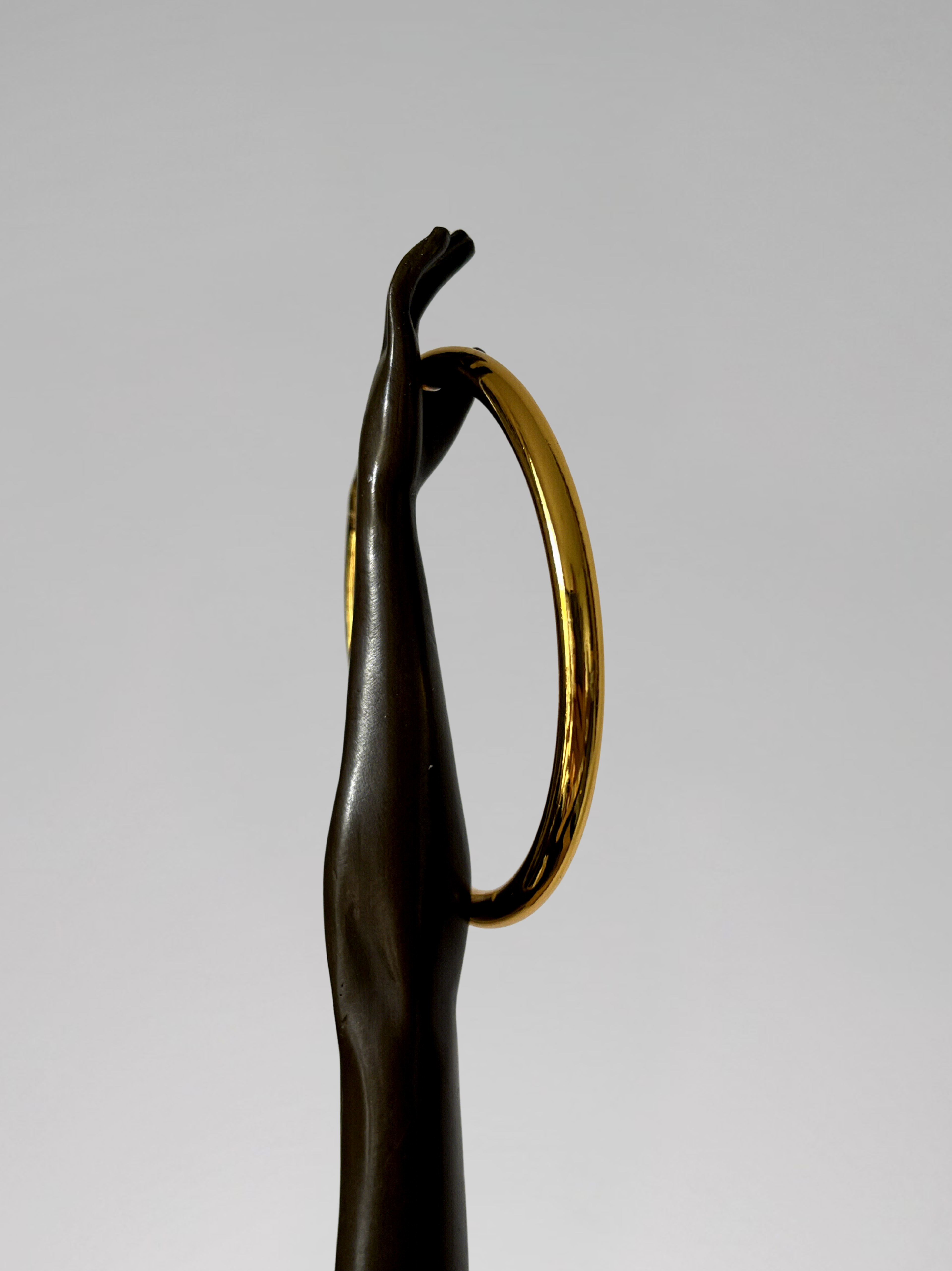 Sculpture Art déco de danseuse aux anneaux en bronze patiné sur socle effet marbre noir – signée Duvernet – 58 cm