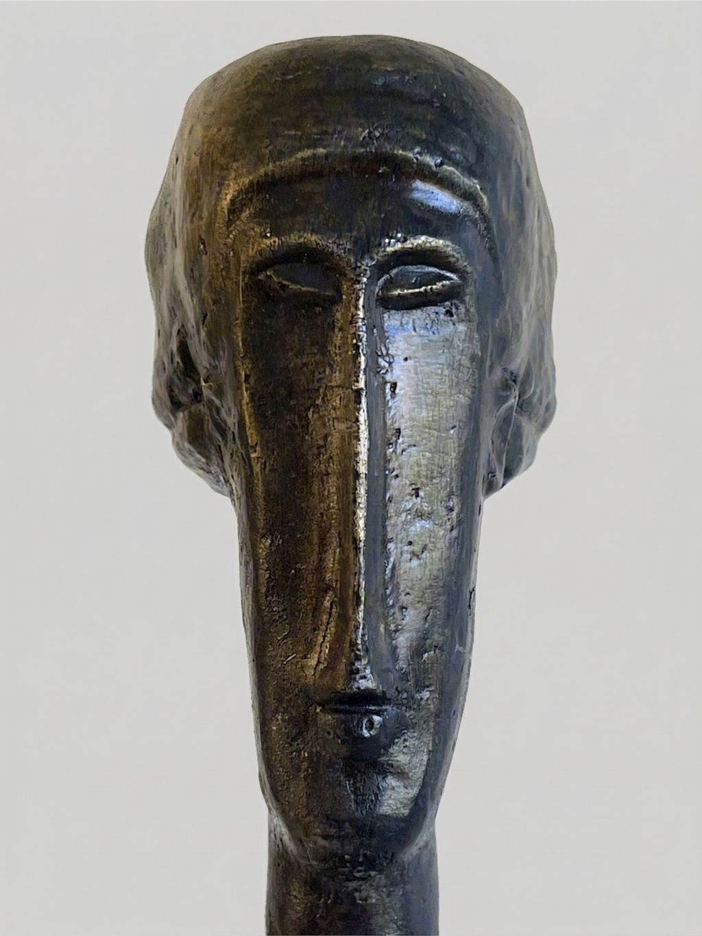 Moderne Bronzeplastik, patiniert – stilisierter Kopf im Stil von Modigliani auf schwarzem Marmorsockel – 25 cm